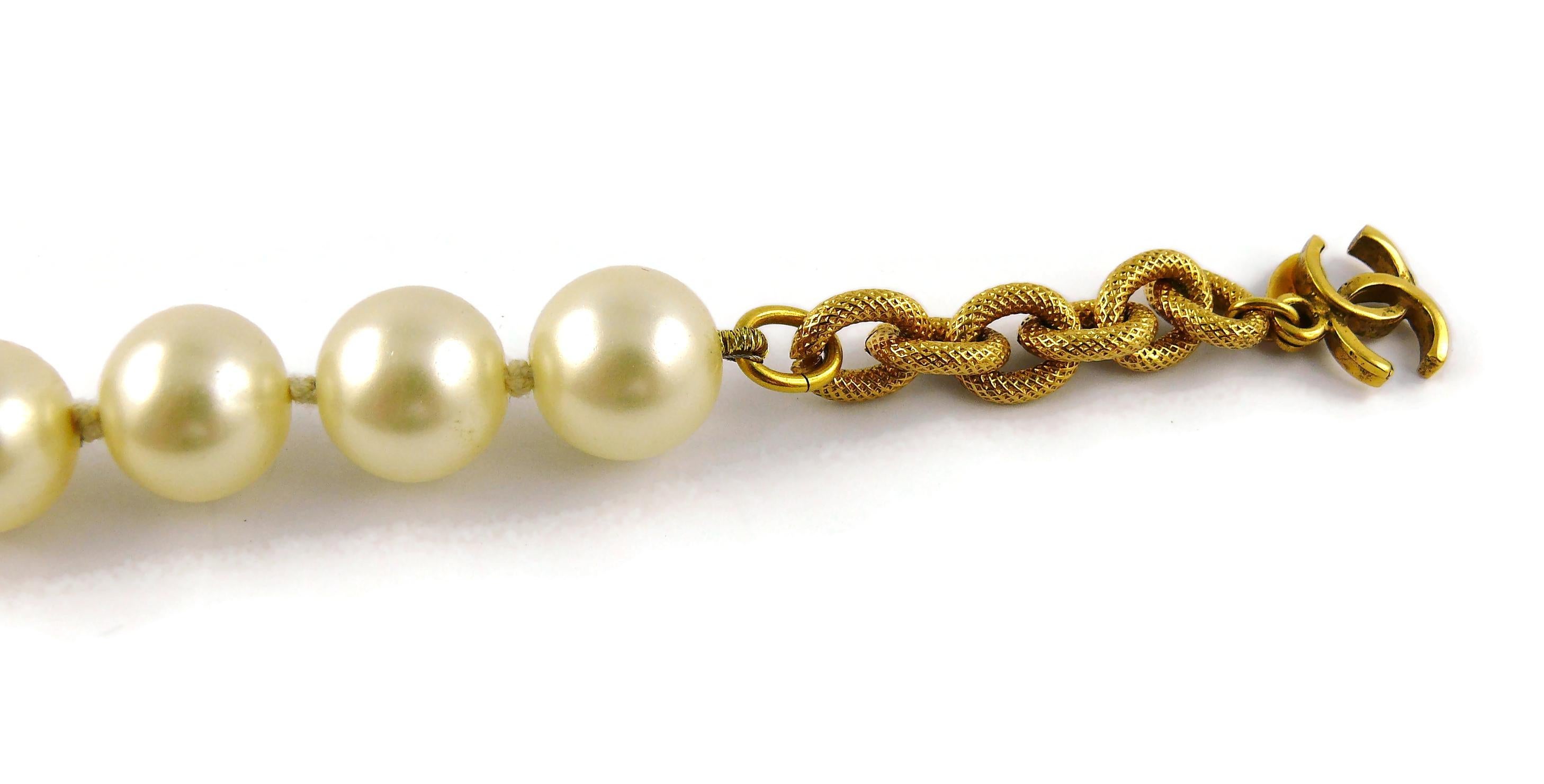 Chanel Vintage Perlenkette durchbrochener Kreuzanhänger rot Gripoix Cabochon im Angebot 4