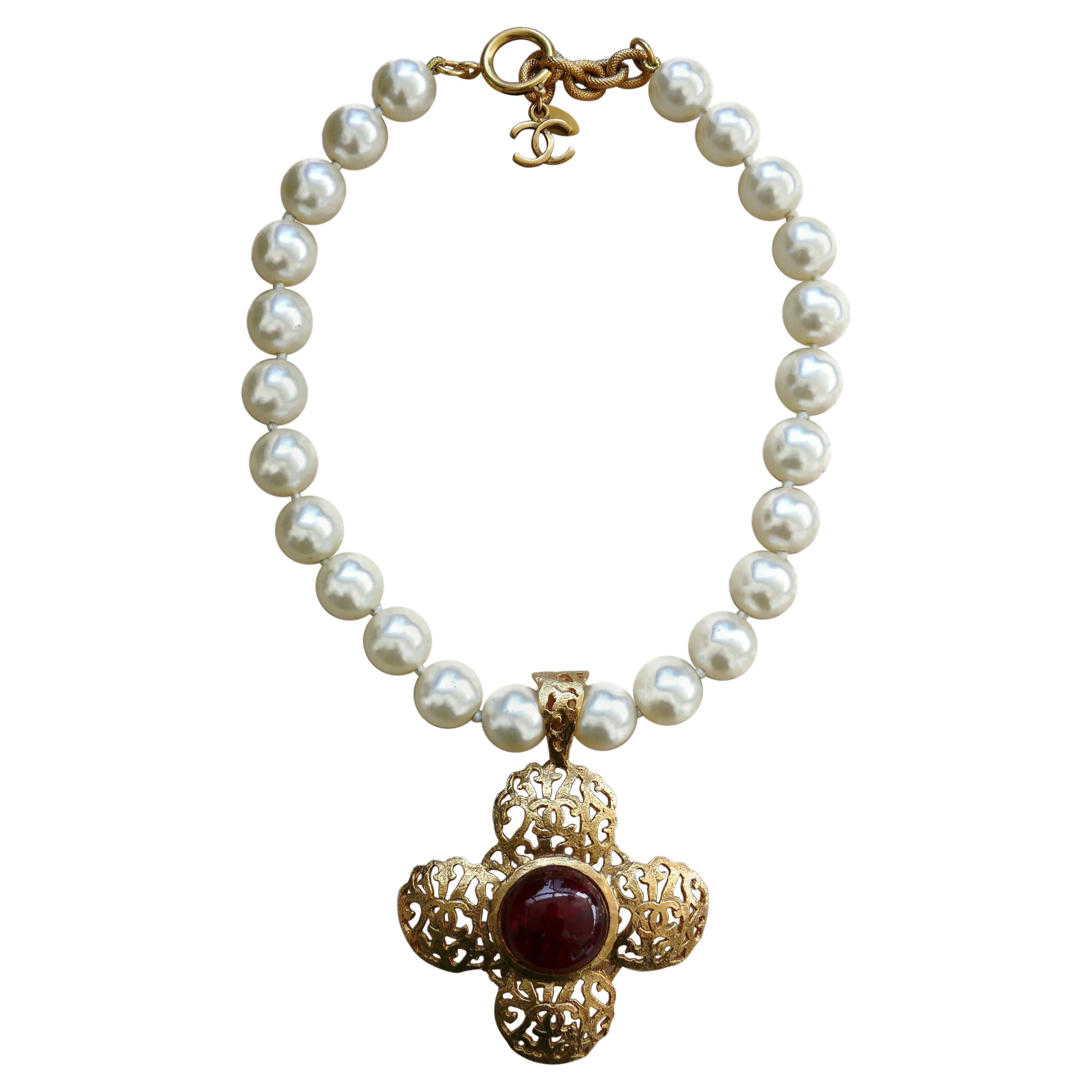Chanel Vintage Perlenkette durchbrochener Kreuzanhänger rot Gripoix Cabochon im Angebot