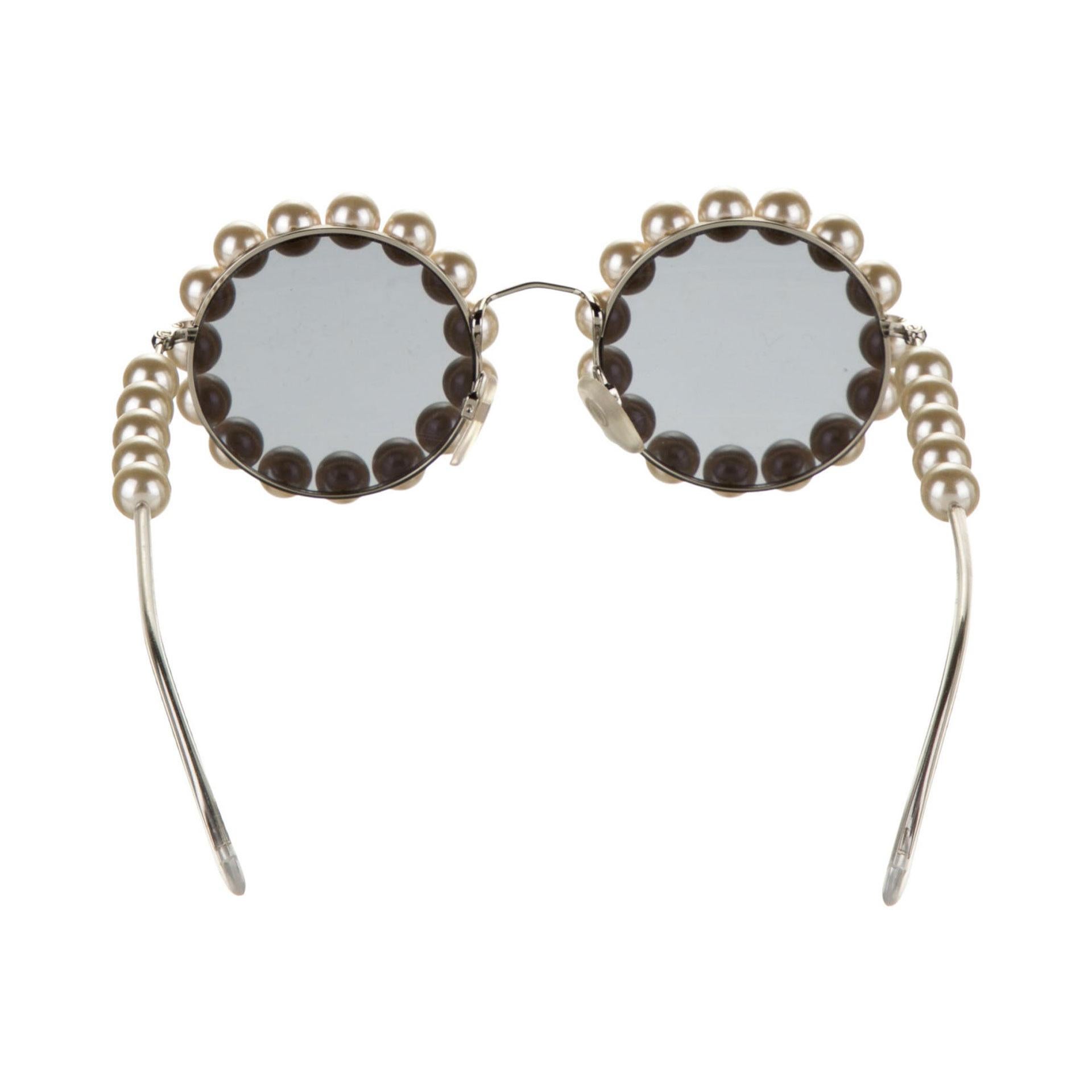 Chanel 1994 Iconic Spring Runway Vintage Pearl Round Sunglasses Rare In Good Condition For Sale In Miami, FL