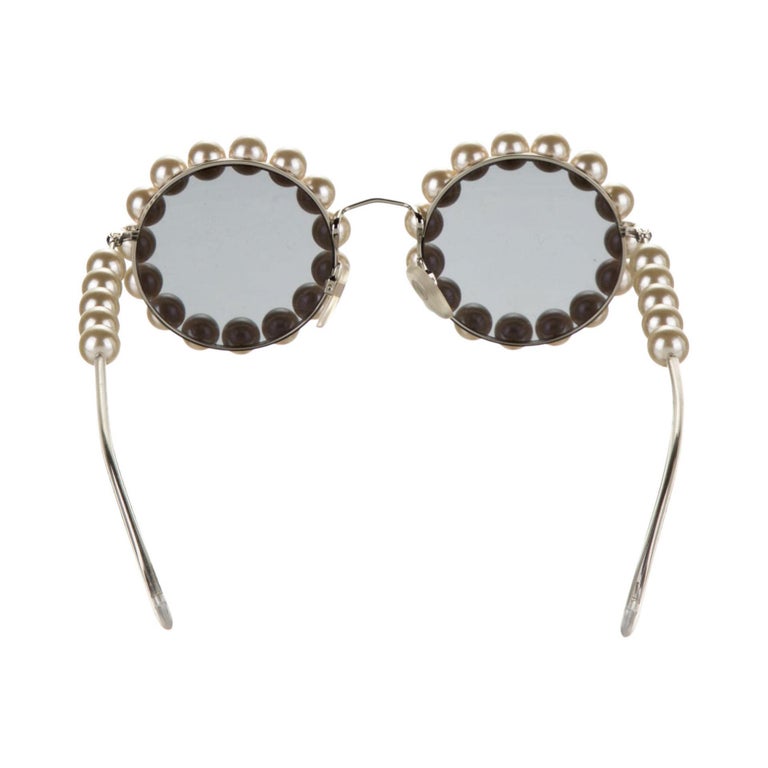 Chanel Vintage Pearl Round Sunglasses In Good Condition For Sale In Miami, FL