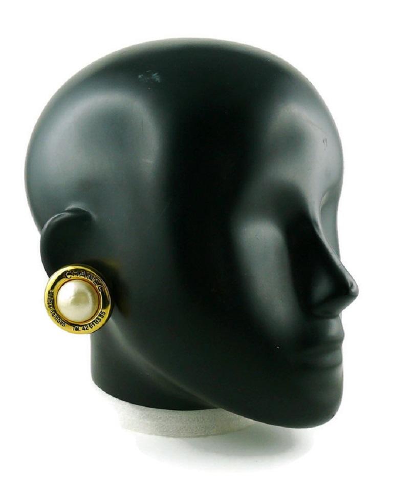 CHANEL vintage gold toned clip-on earrings embellished with a large glass faux pearl center. Each earring is embossed in black CHANEL 31 RUE CAMBON whith original flagship telephone number.

Embossed CHANEL.

Indicative measurements : diameter