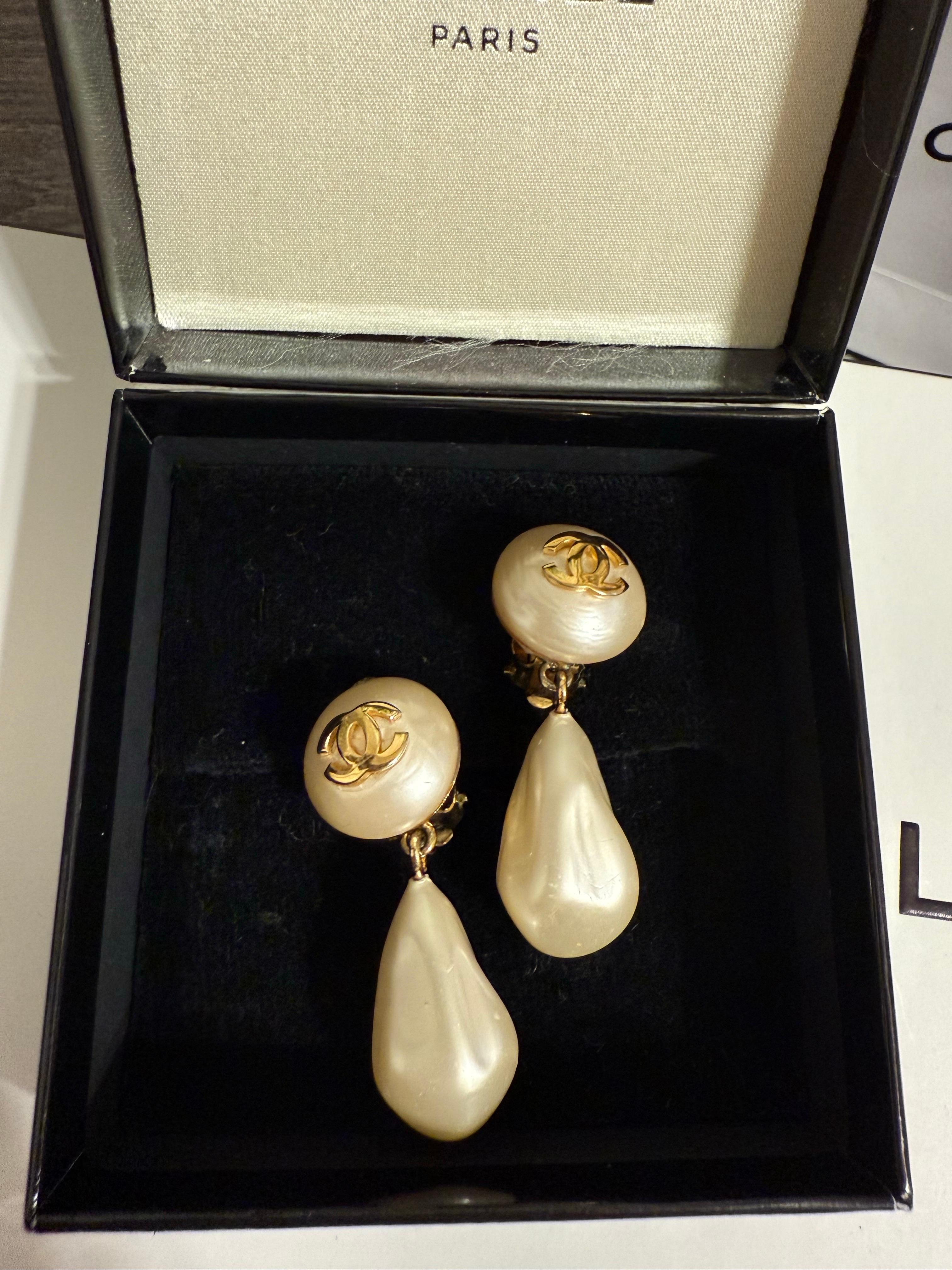 Chanel Vintage Pendientes Colgantes Logo CC Blanco Nacarado en venta 6