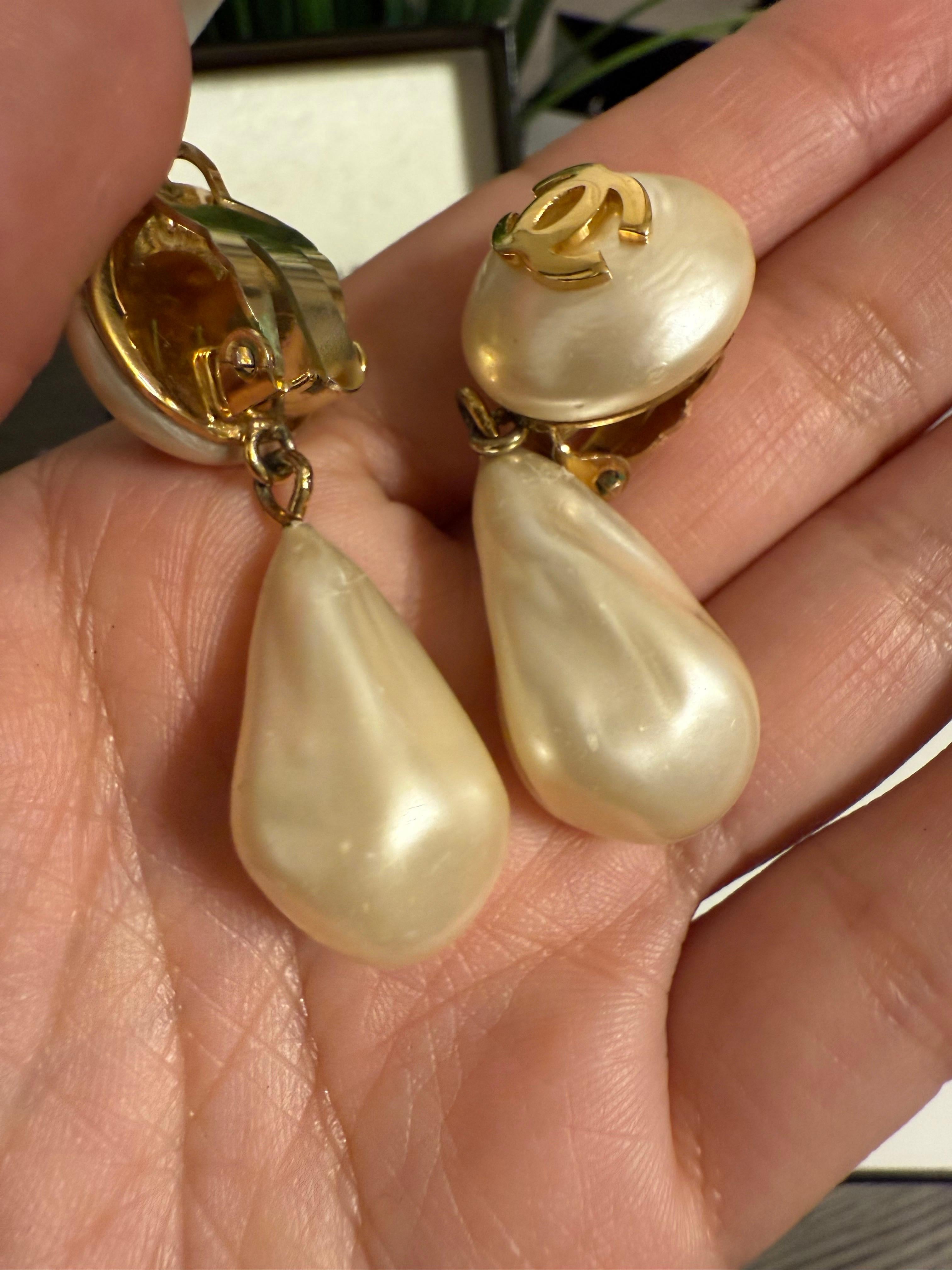 Chanel Vintage Pendientes Colgantes Logo CC Blanco Nacarado en Bueno estado para la venta en Bellevue, WA