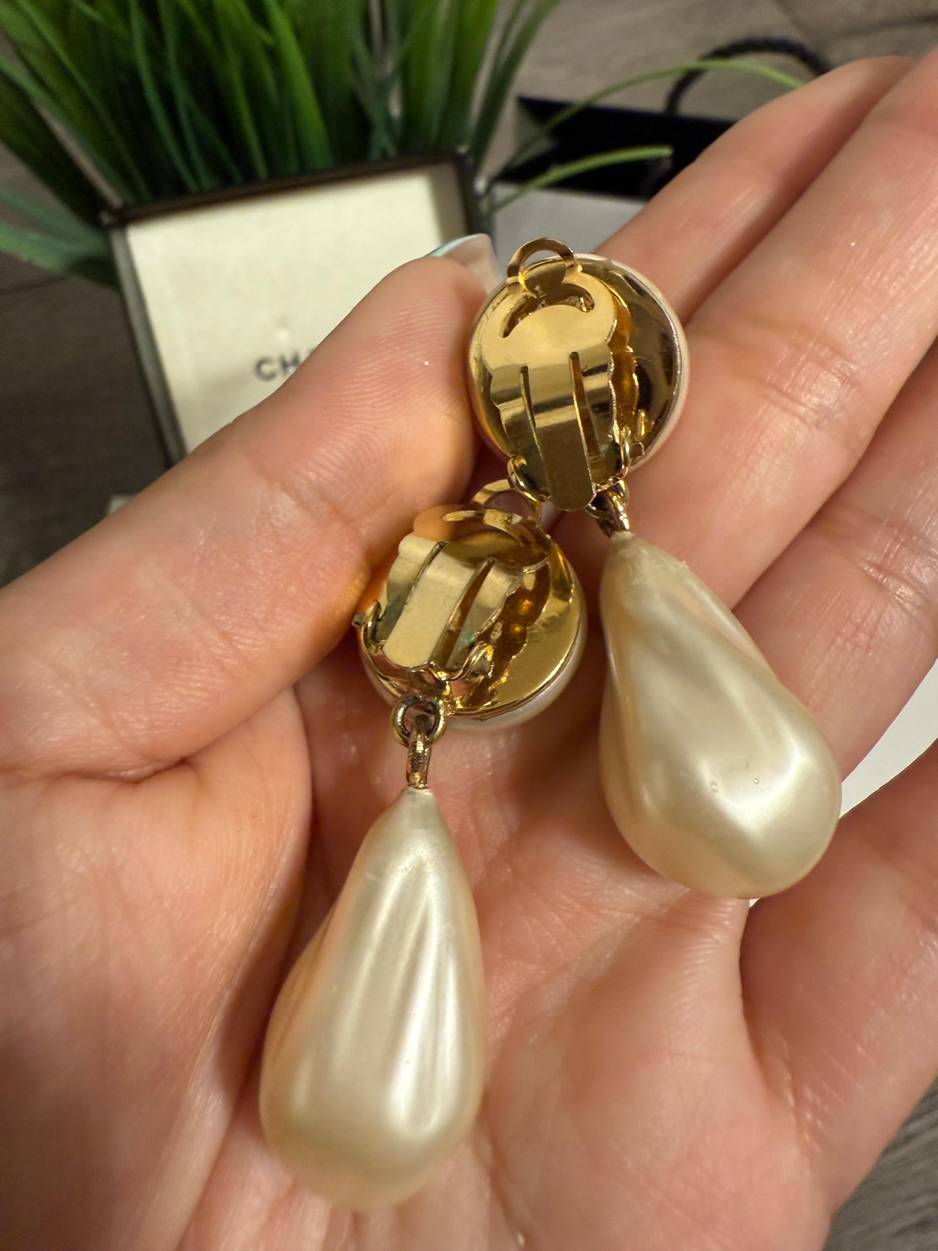 Femenino o masculino Chanel Vintage Pendientes Colgantes Logo CC Blanco Nacarado en venta
