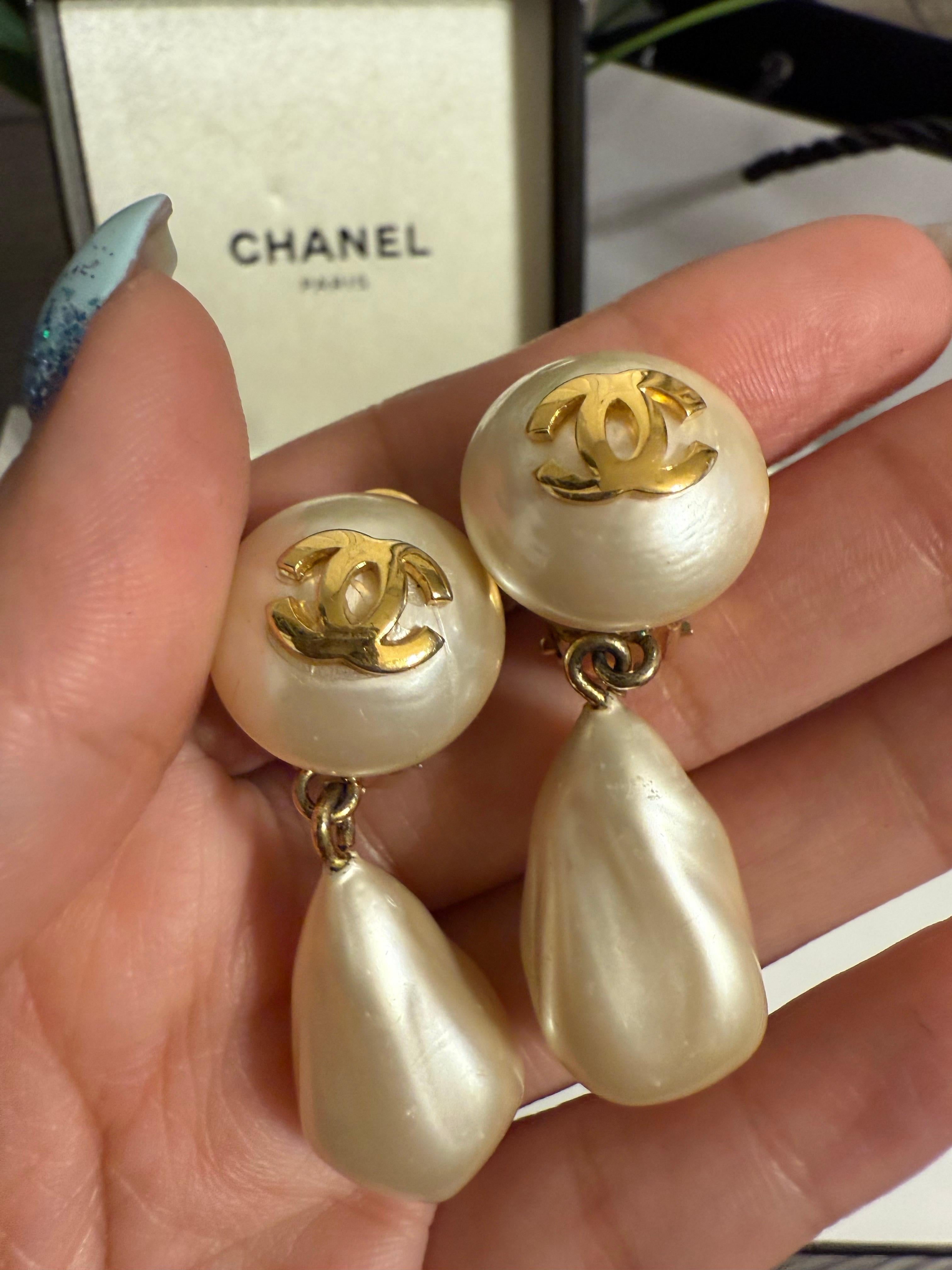 Chanel Vintage Pendientes Colgantes Logo CC Blanco Nacarado en venta 1