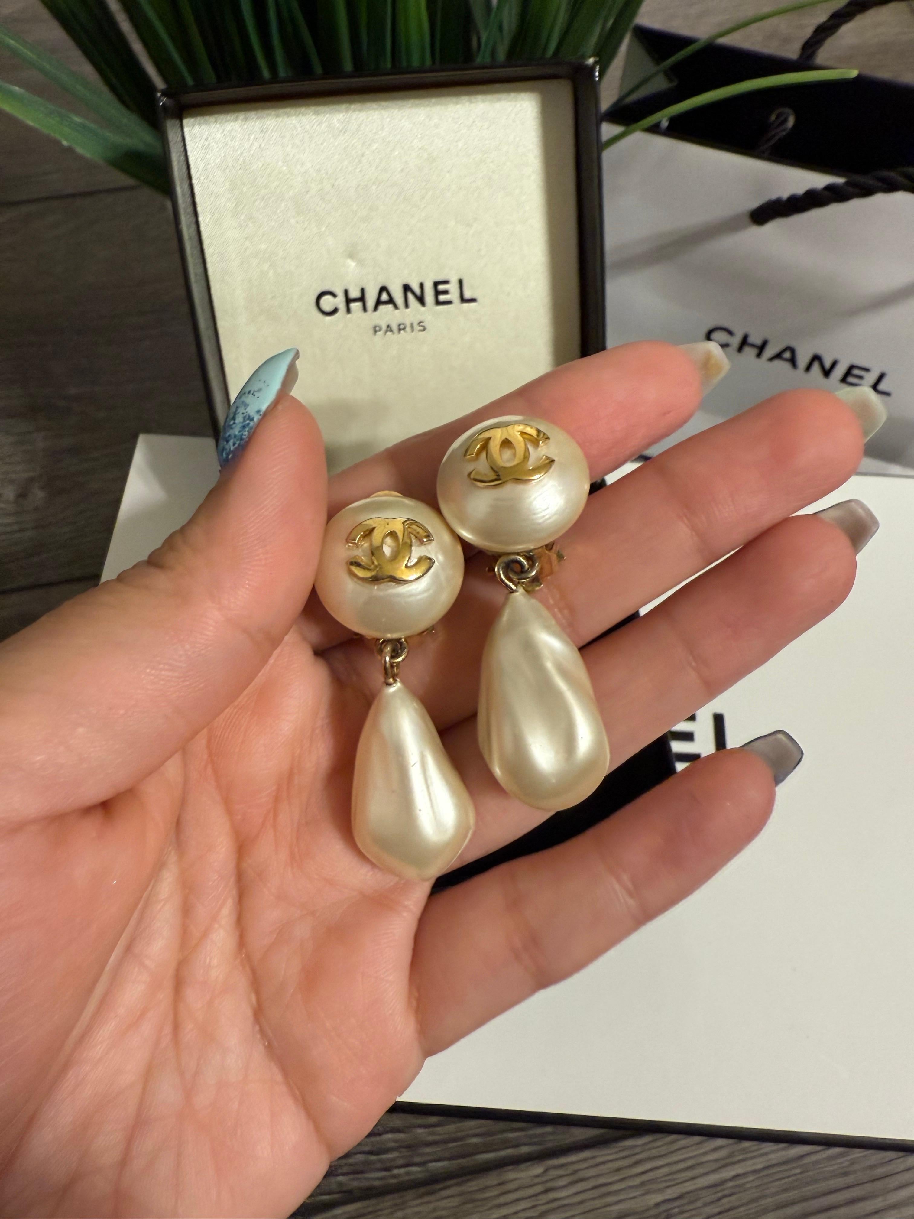 Chanel Vintage Pendientes Colgantes Logo CC Blanco Nacarado en venta 2