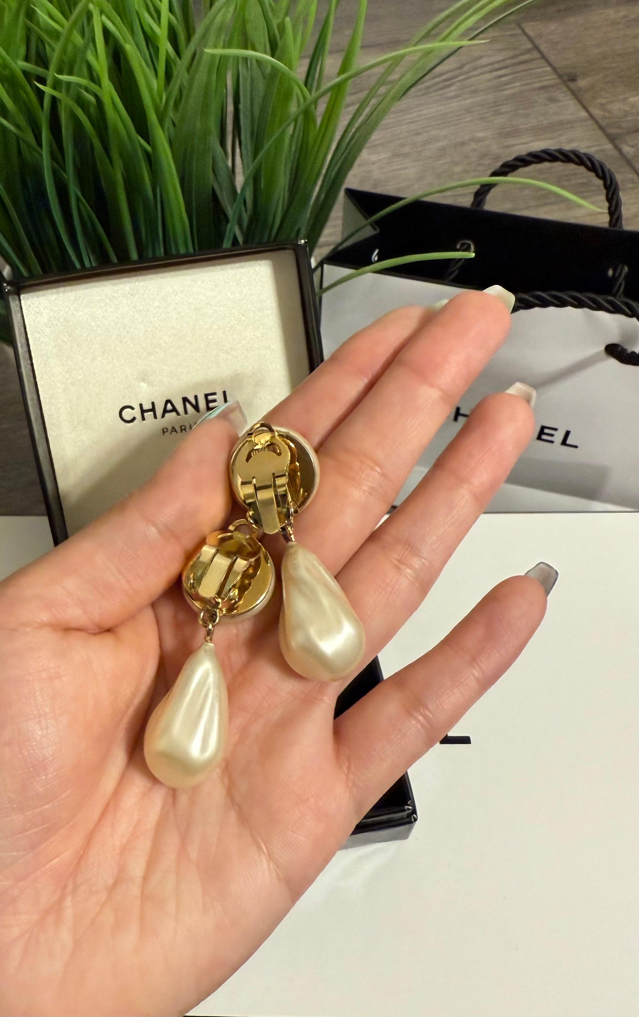 Chanel Vintage Pendientes Colgantes Logo CC Blanco Nacarado en venta 3