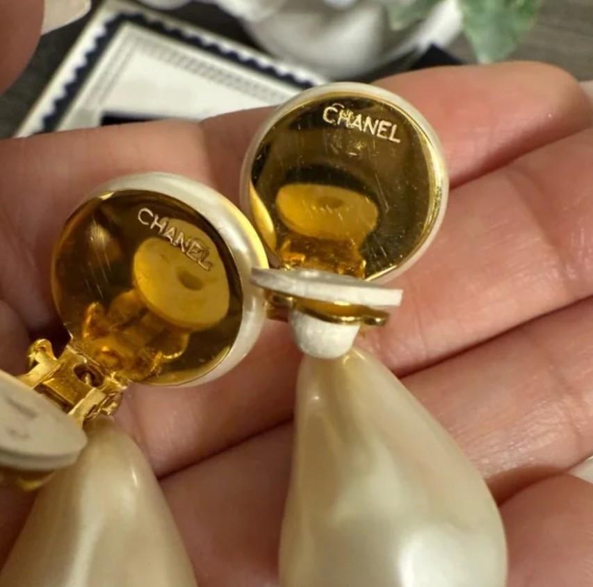 Chanel Vintage Pendientes Colgantes Logo CC Blanco Nacarado en venta 4
