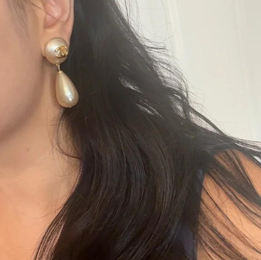 Chanel Vintage Pendientes Colgantes Logo CC Blanco Nacarado en venta 5
