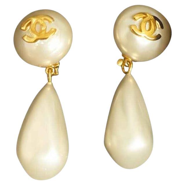 Chanel Vintage Pendientes Colgantes Logo CC Blanco Nacarado en venta