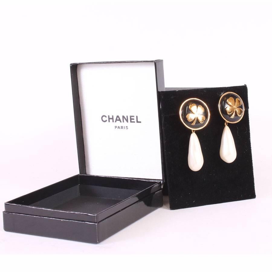 CHANEL Vintage Pendant Clip-on Earrings from 80's in Gilt Metal 1
