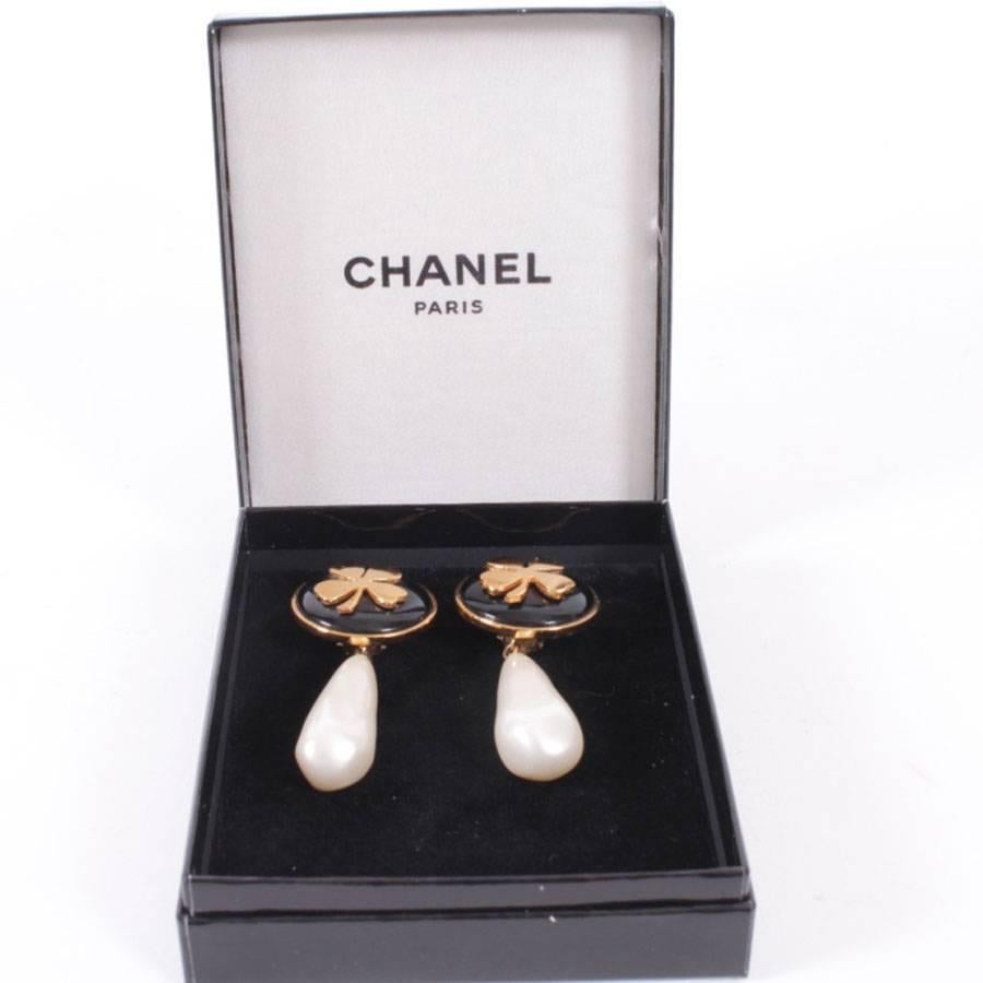 CHANEL Vintage Pendant Clip-on Earrings from 80's in Gilt Metal 2