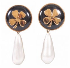 CHANEL Vintage Pendant Clip-on Earrings from 80's in Gilt Metal