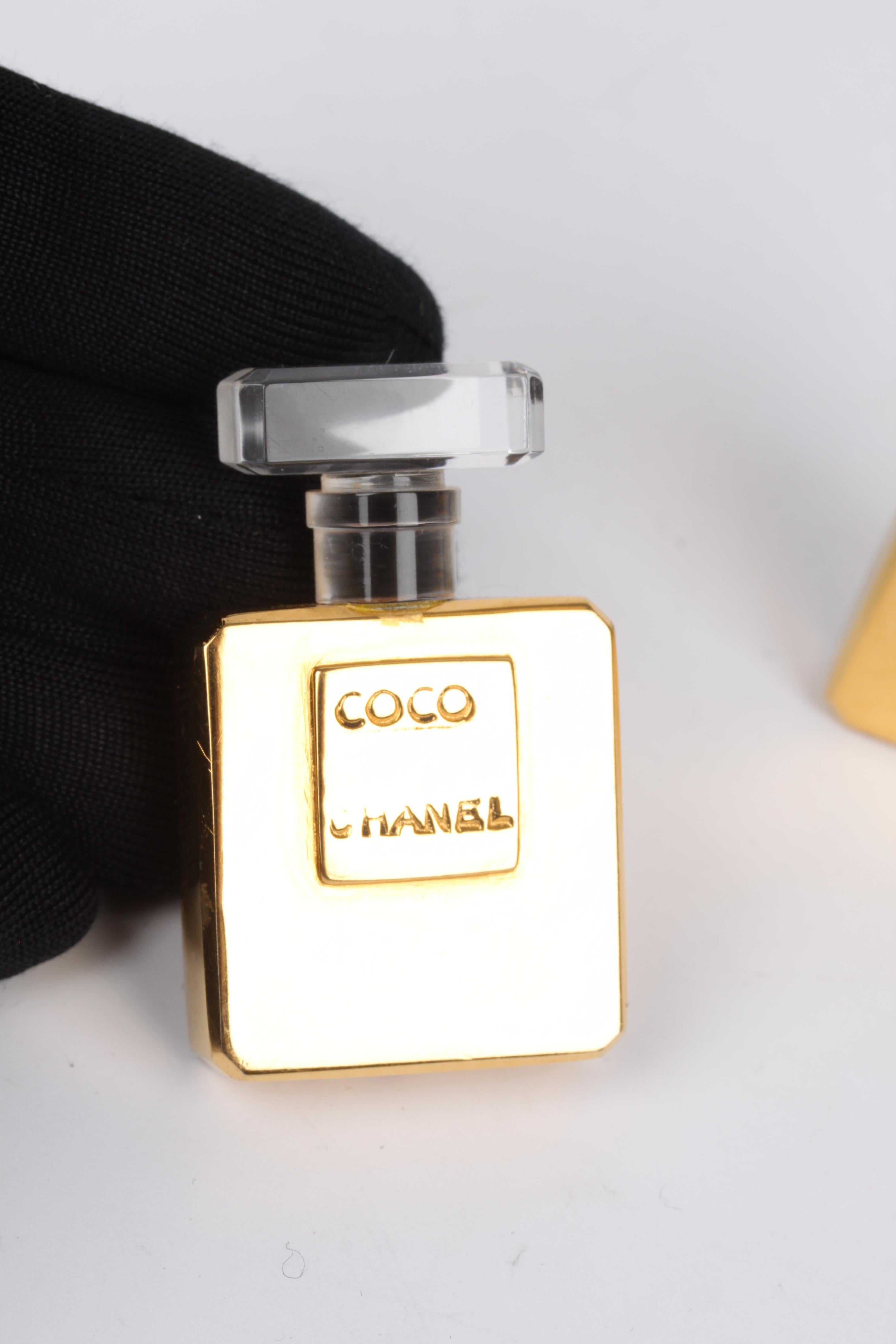 This wonderful set of Chanel earrings is from the 80's, true vintage!

Clip-on earrings in the shape of a gold-tone perfume bottle, of course with the words COCO CHANEL embossed. On top the bottle is translucent. Statement pieces!

In good vintage