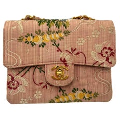 Mini carré en brocart rose vintage de Chanel