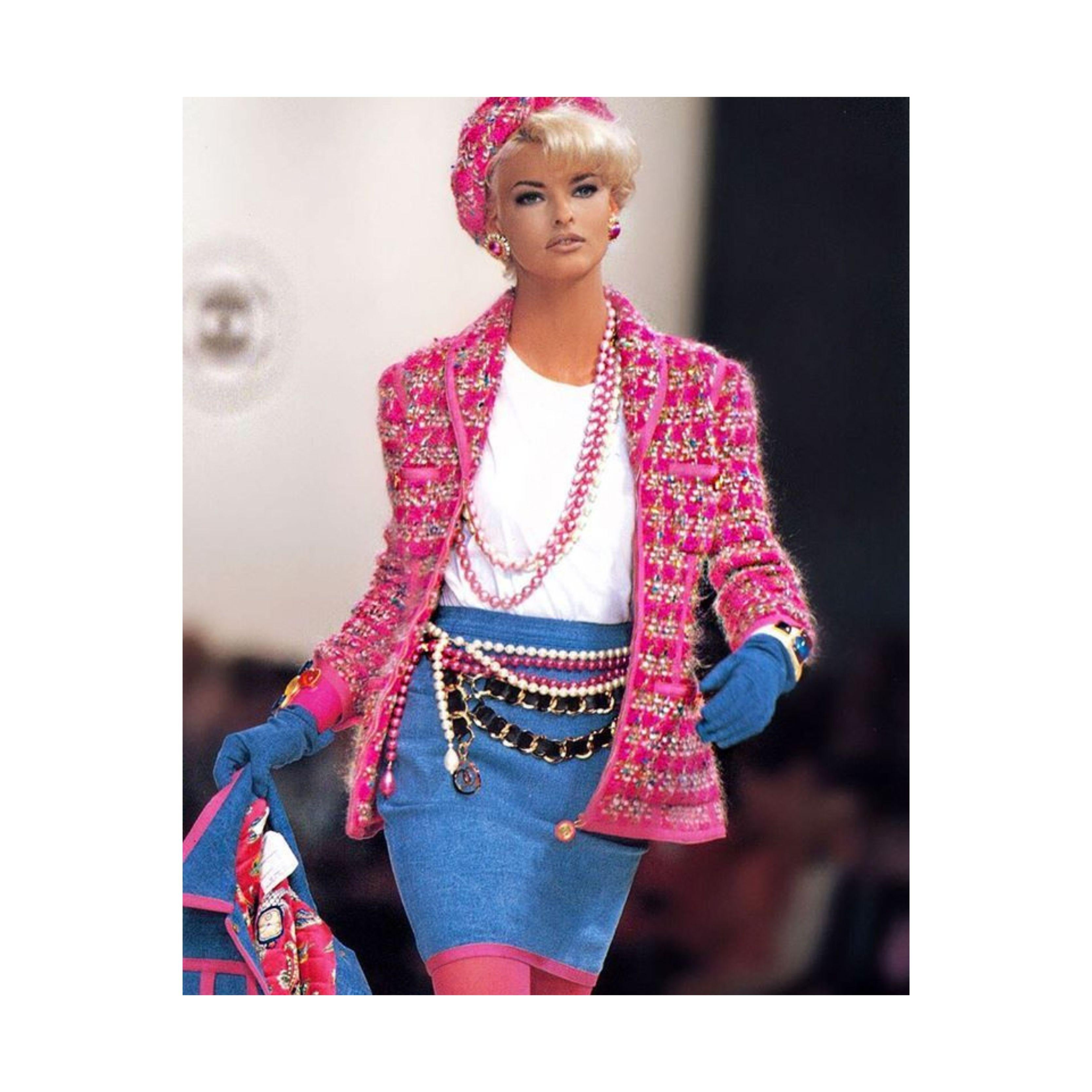 Chanel pink wool tweed jacket from the Hip-Hop-Inspired Fall 1991 collection. The jacket was worn by Linda Evangelista on the runway. 

It features a front zip and a golden pull tab with the double CC logo buttons that match the buttons on the 4