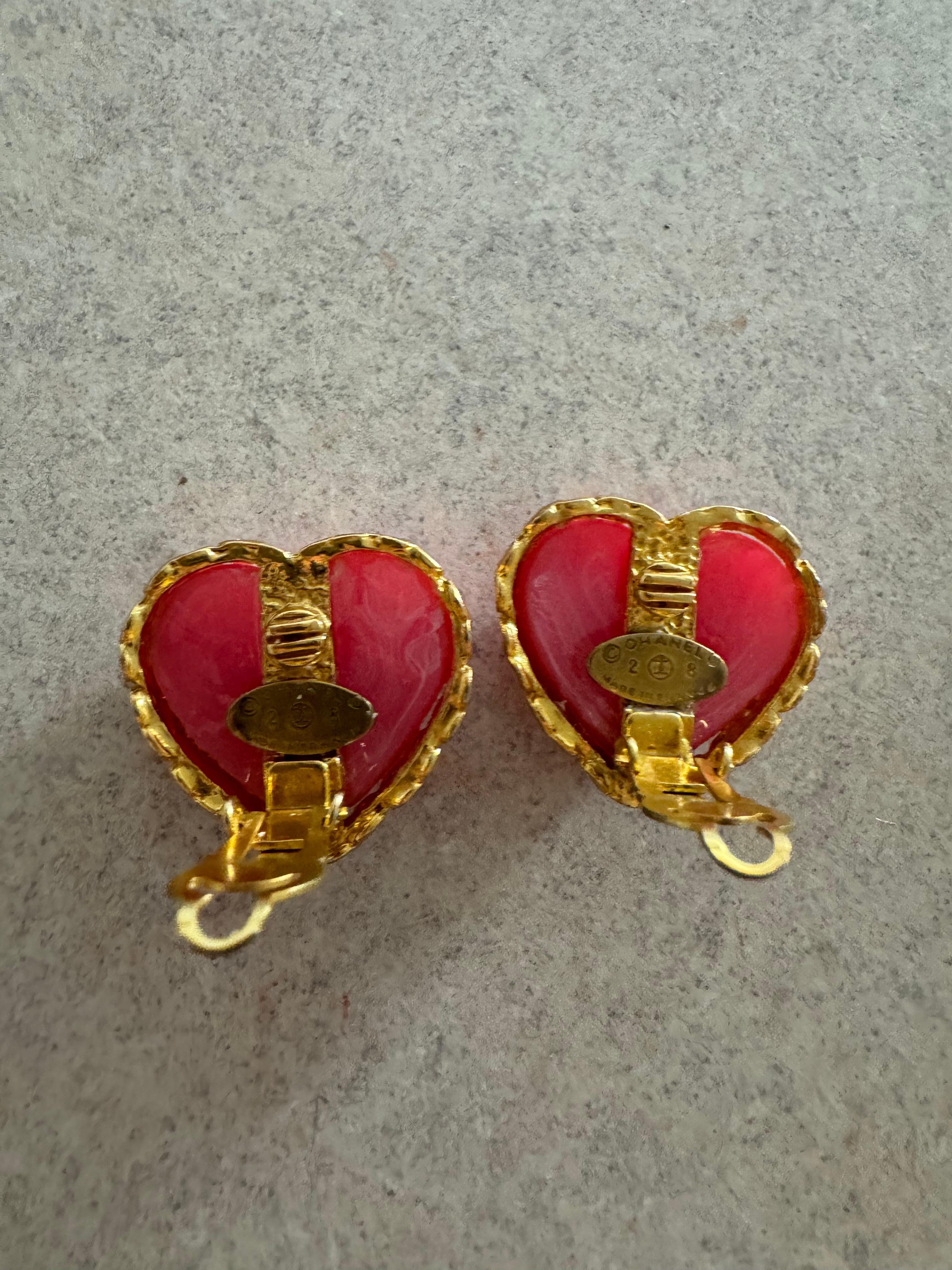Chanel Vintage Pink Heart Gripoix Clip-on Earrings 3