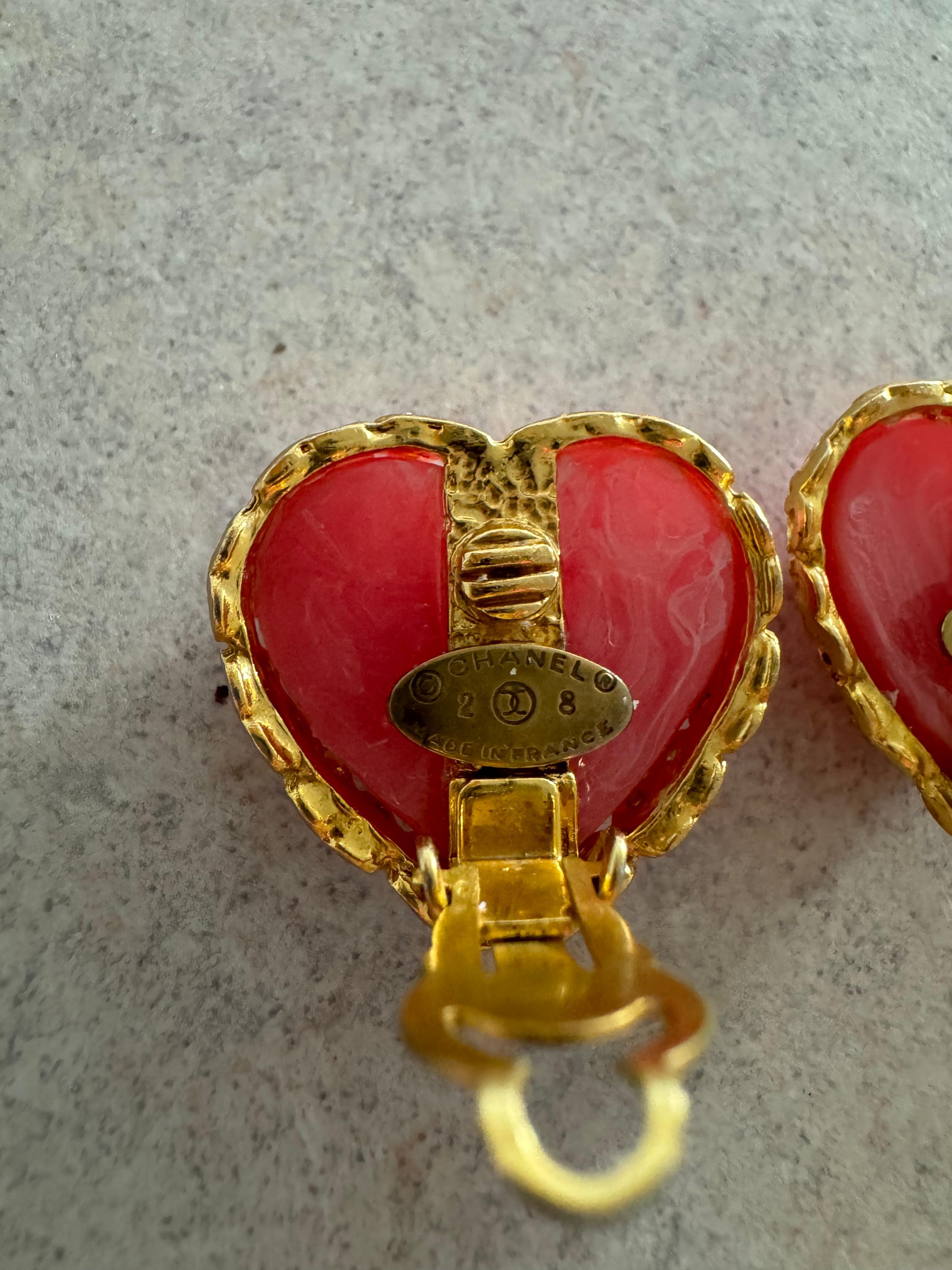 Chanel Vintage Pink Heart Gripoix Clip-on Earrings 5