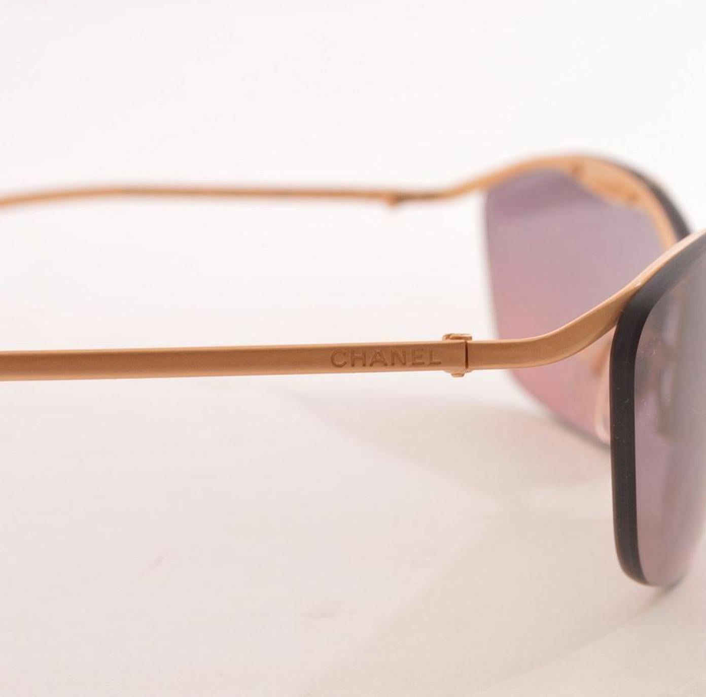 Chanel Vintage Pink Ombre Tinted Gold Rimless Kylie Sunglasses In Excellent Condition For Sale In Chicago, IL