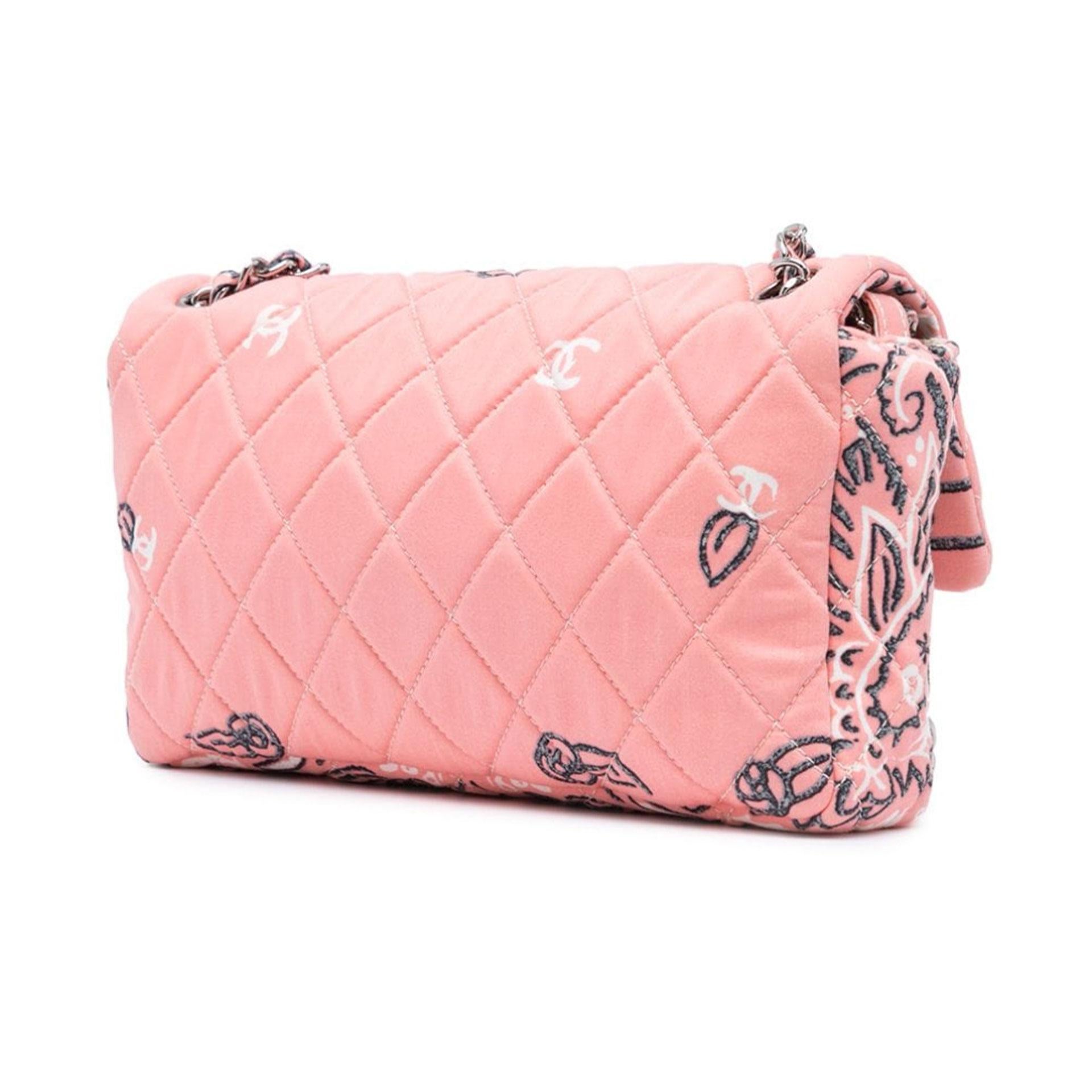 Chanel Pink Peach Bandana Quilted Flower Print Classic Flap Shoulder Bag

circa 2008
pink/peach
canvas
floral print
diamond quilting
signature interlocking CC logo
silver-tone hardware
fabric and chain-link shoulder strap
internal zip-fastening