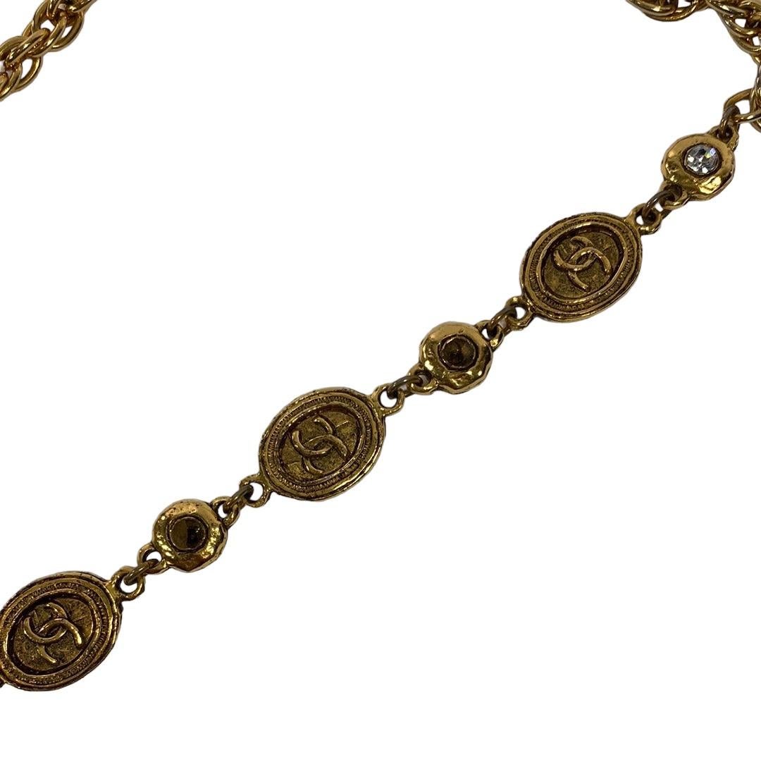 Consign of the Times presents this Chanel vintage gold plated extra long necklace.  Very long and perfect for layering. Circa 1970s. 

Round lobster clasp. Can be doubled.

35” long  (drop) 

Some tarnishing on gold. May be missing stones.

Being in