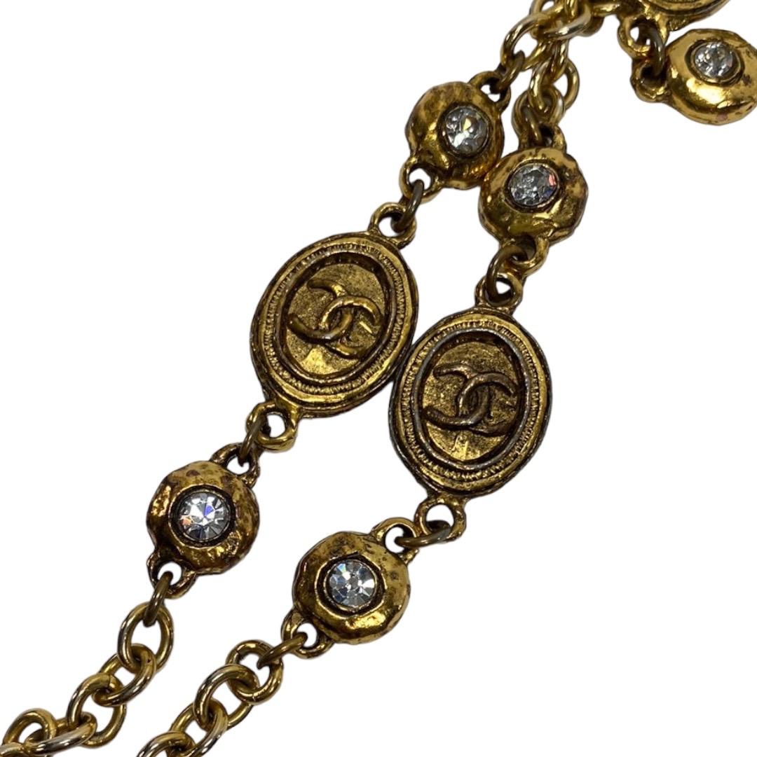 Chanel Extra lange Vintage-Halskette aus vergoldetem Gold mit Kristallen im Zustand „Gut“ im Angebot in Miami Beach, FL