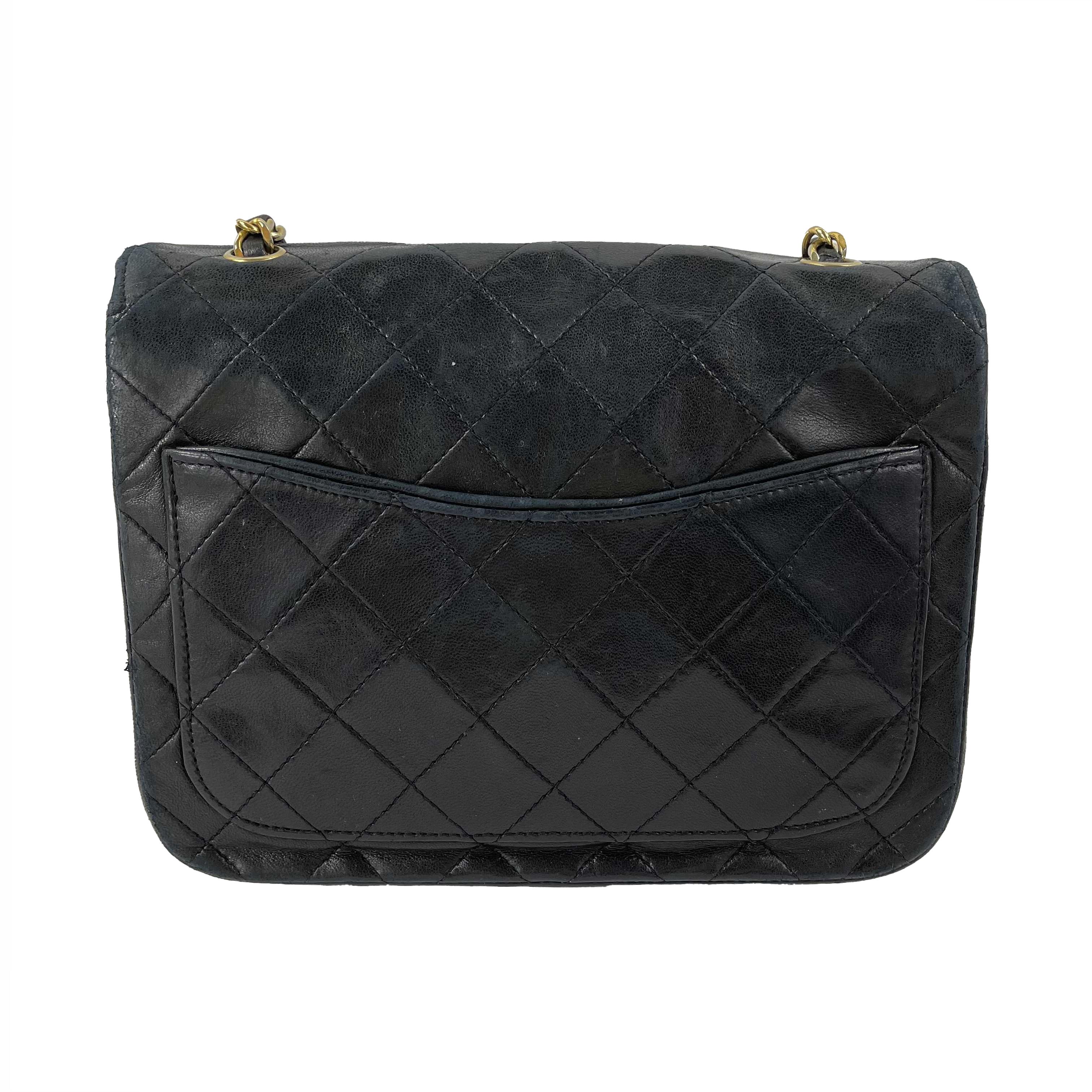 CHANEL - Vintage Quilted and Striped Leather Envelope Flap - Black, Gold and Silver- Toned Hardware - Handbag

Description

This vintage Chanel flap handbag is crafted with black lambskin leather and gold-toned hardware. The front side of the bag