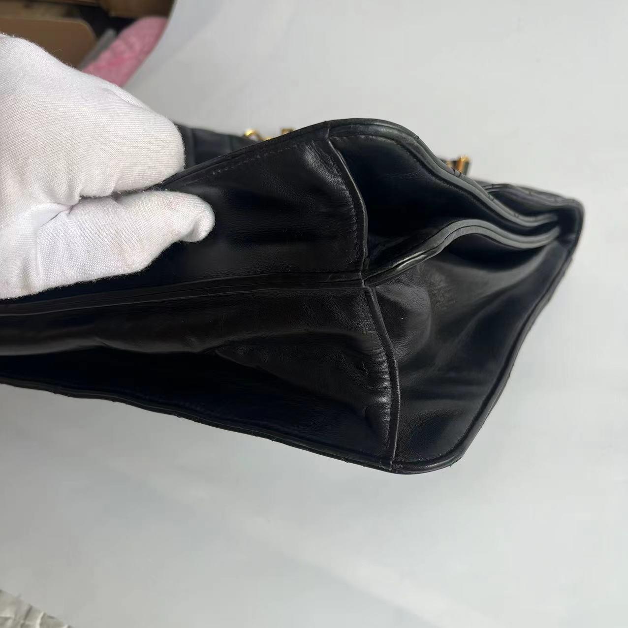 Chanel Vintage Gesteppte CC Aktentasche Schwarzes Lammfell Leder Goldene Hardware im Angebot 9