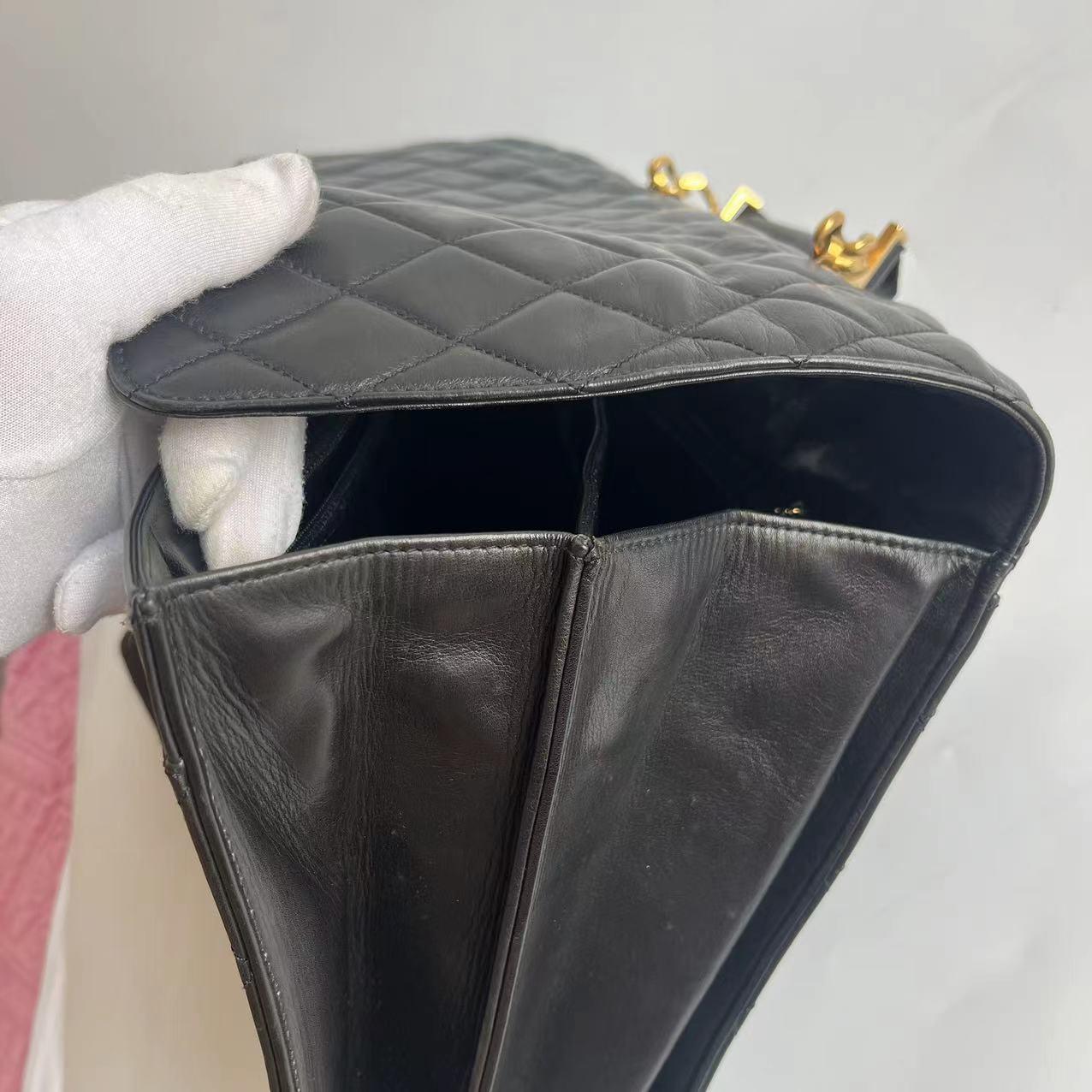 Chanel Vintage Gesteppte CC Aktentasche Schwarzes Lammfell Leder Goldene Hardware im Angebot 10