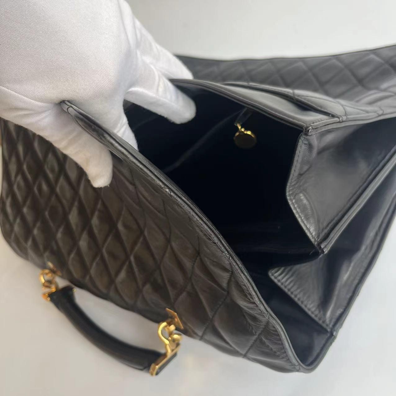 Chanel Vintage Gesteppte CC Aktentasche Schwarzes Lammfell Leder Goldene Hardware im Angebot 11