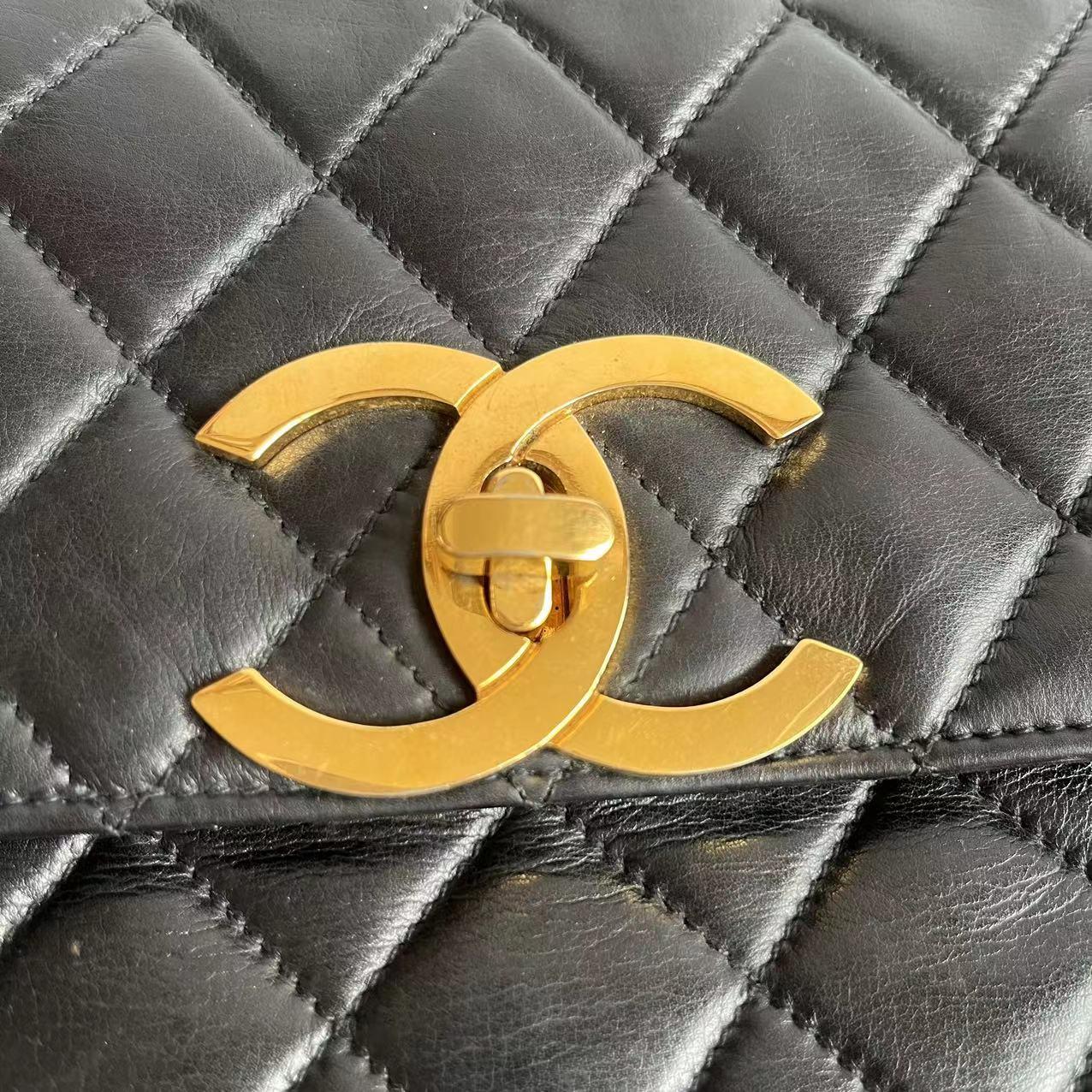 Chanel Vintage Gesteppte CC Aktentasche Schwarzes Lammfell Leder Goldene Hardware im Angebot 13
