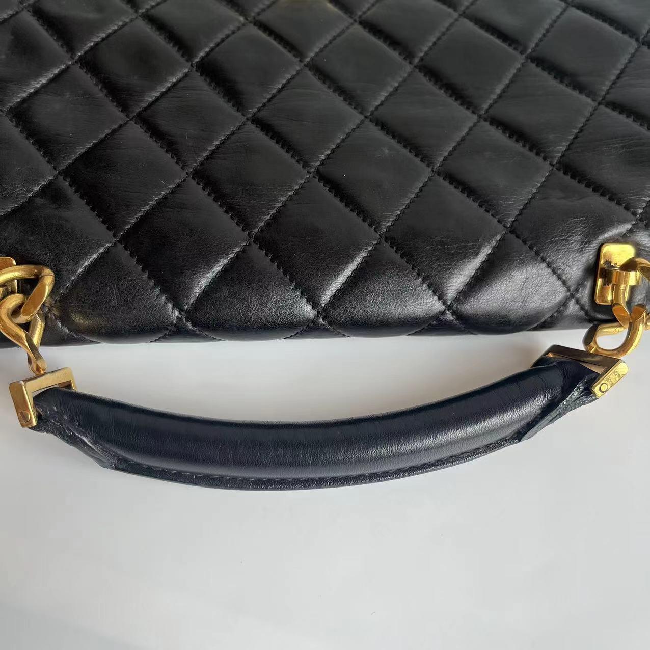 Chanel Vintage Gesteppte CC Aktentasche Schwarzes Lammfell Leder Goldene Hardware im Angebot 14