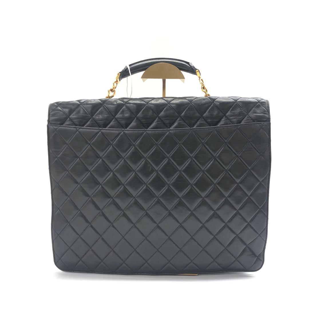 ZUSTAND: GUT

Diese authentische Chanel Tasche ist in gutem Originalzustand. Leichte Kratzer um die Hardware, Kratzer im Inneren. Schrammen an den Ecken, den Kanten der Klappe und dem Gurt. Mäßige Lederfalten. Die Seriennummer ist