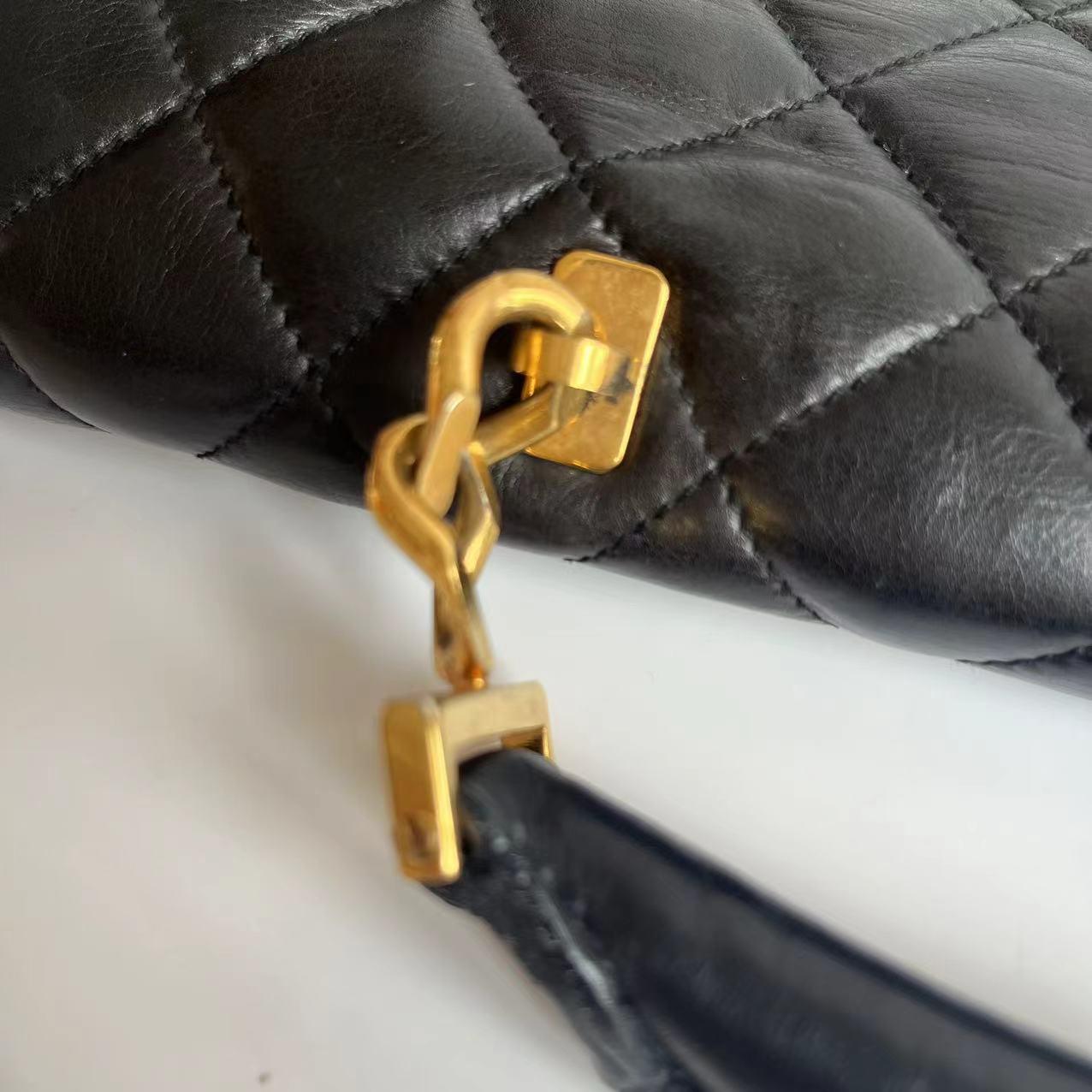 Chanel Vintage Gesteppte CC Aktentasche Schwarzes Lammfell Leder Goldene Hardware im Angebot 15