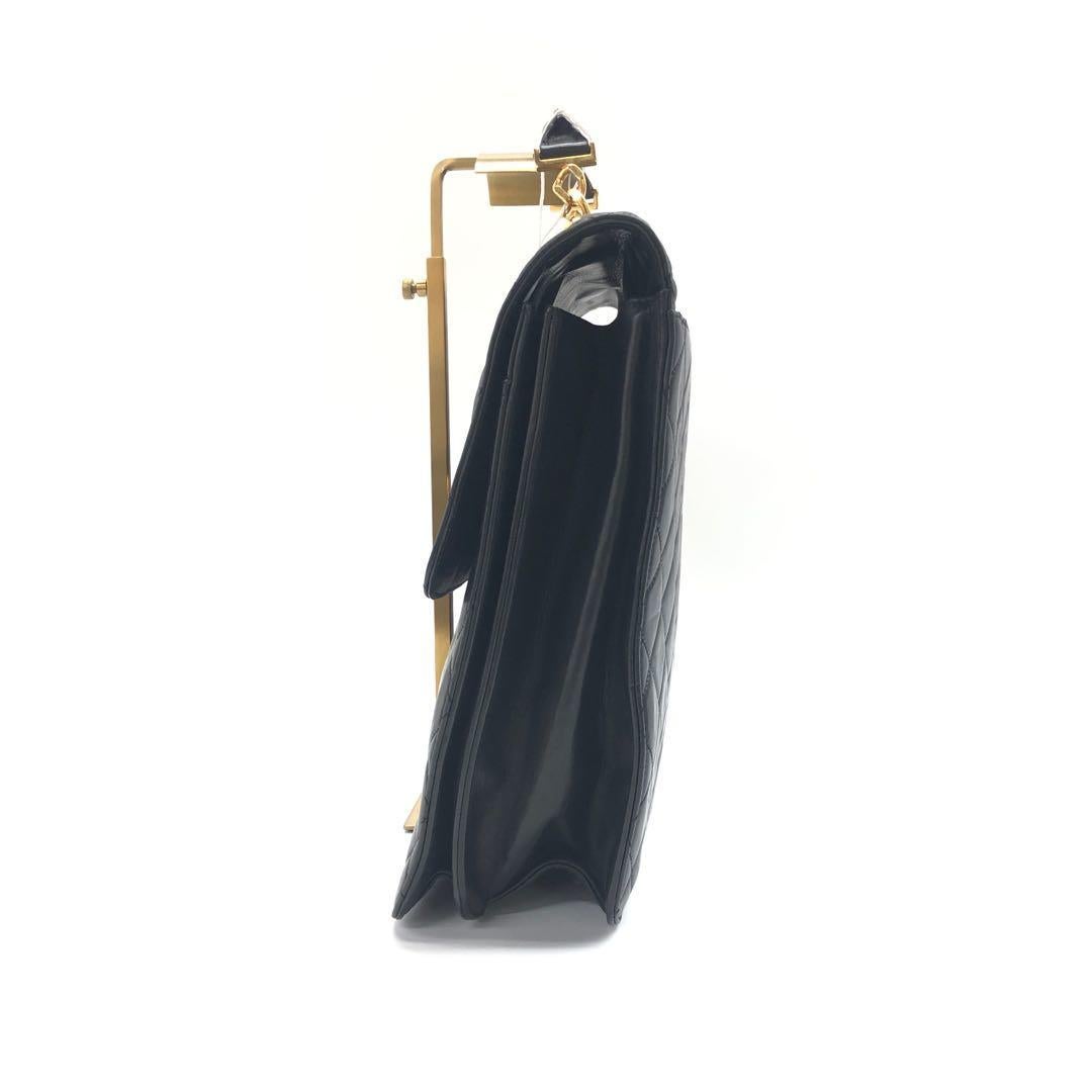 Chanel Vintage Gesteppte CC Aktentasche Schwarzes Lammfell Leder Goldene Hardware (Grau) im Angebot