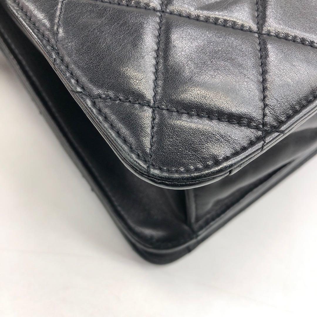 Chanel Vintage Gesteppte CC Aktentasche Schwarzes Lammfell Leder Goldene Hardware im Angebot 3