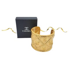 Chanel - Pulsera acolchada vintage con medallón CC