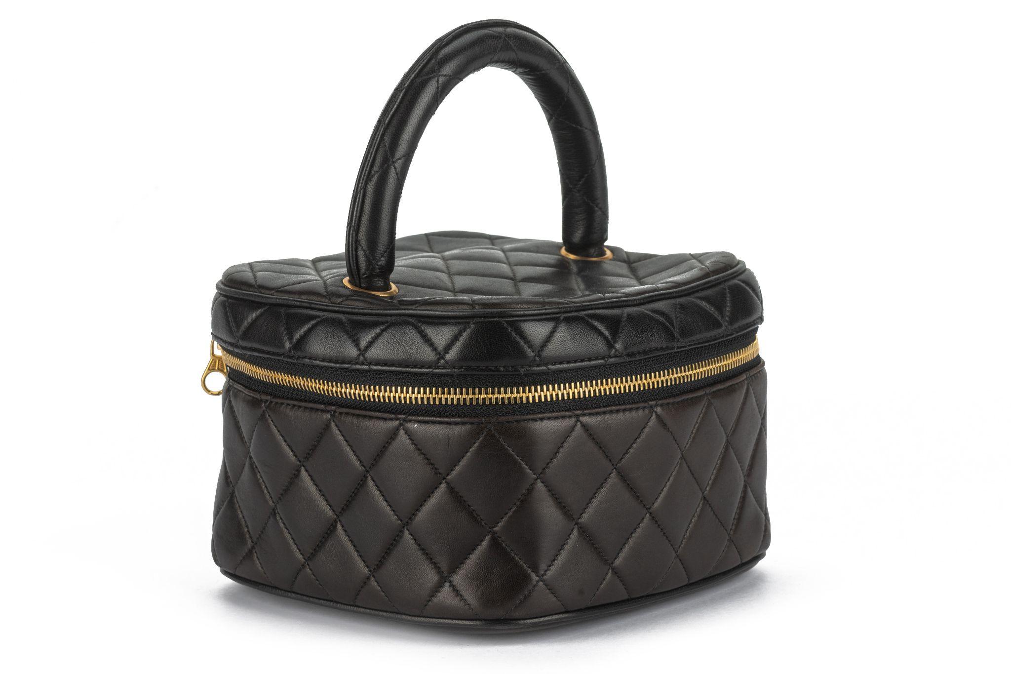 Este neceser vintage de Chanel está confeccionado en suave piel de cordero acolchada y presenta herrajes dorados. Se abre a un espacioso interior burdeos. Viene con la funda original. Perfecto como neceser o para vestirlo como bolso de noche.
Los