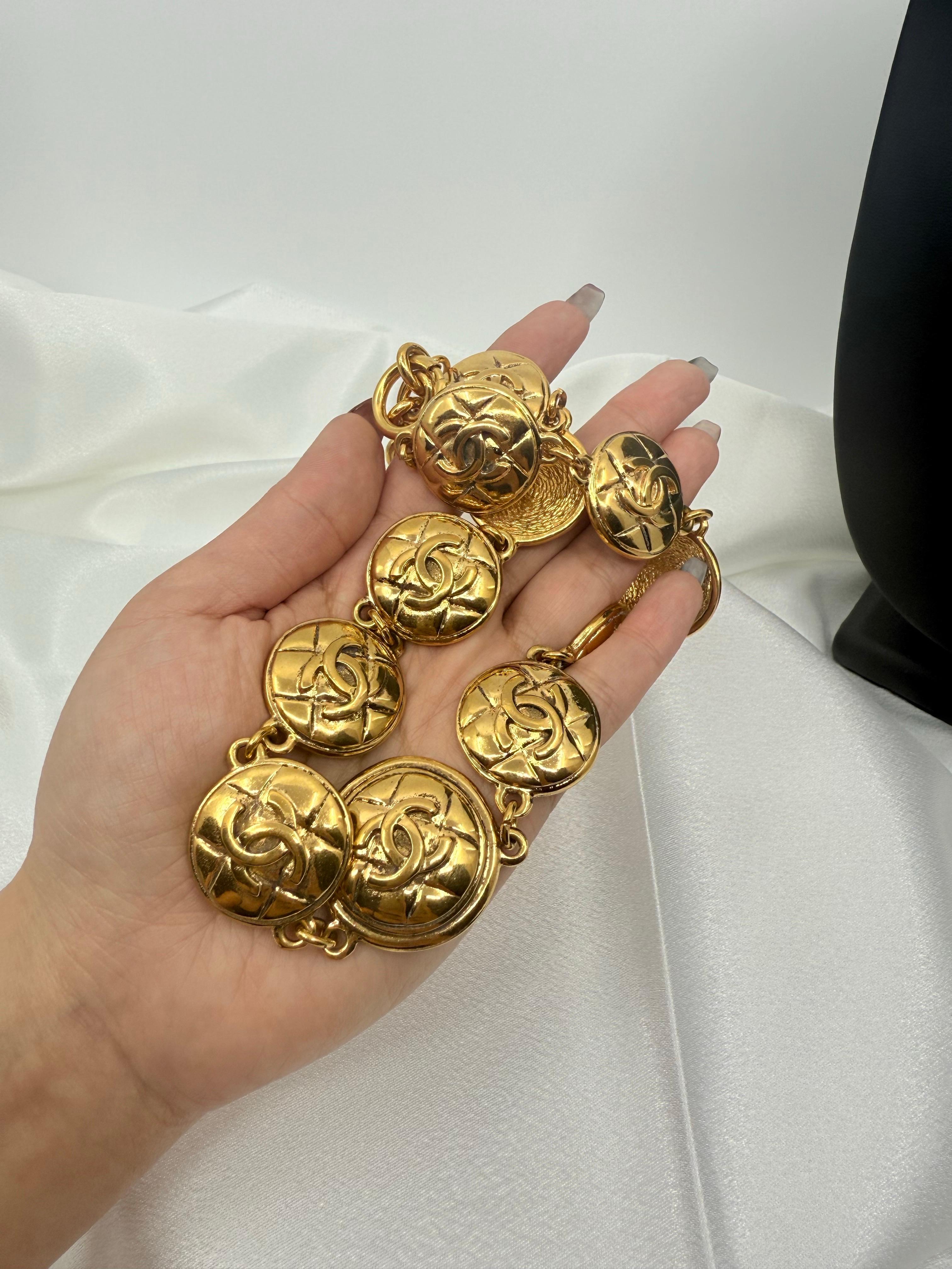 CHANEL Vintage gesteppt Gold CC Münze Halsband Halskette im Angebot 6