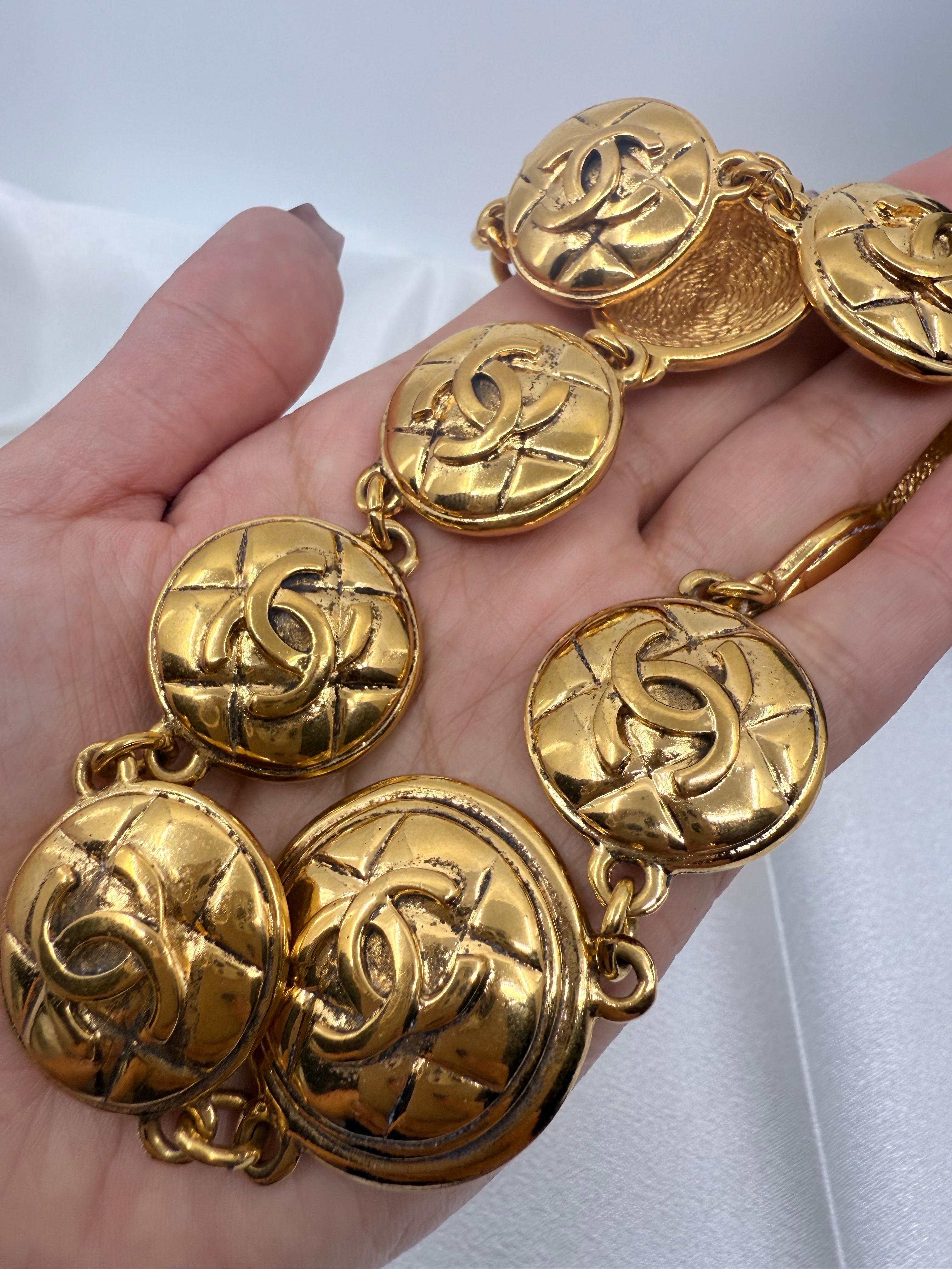 CHANEL Vintage gesteppt Gold CC Münze Halsband Halskette im Angebot 7