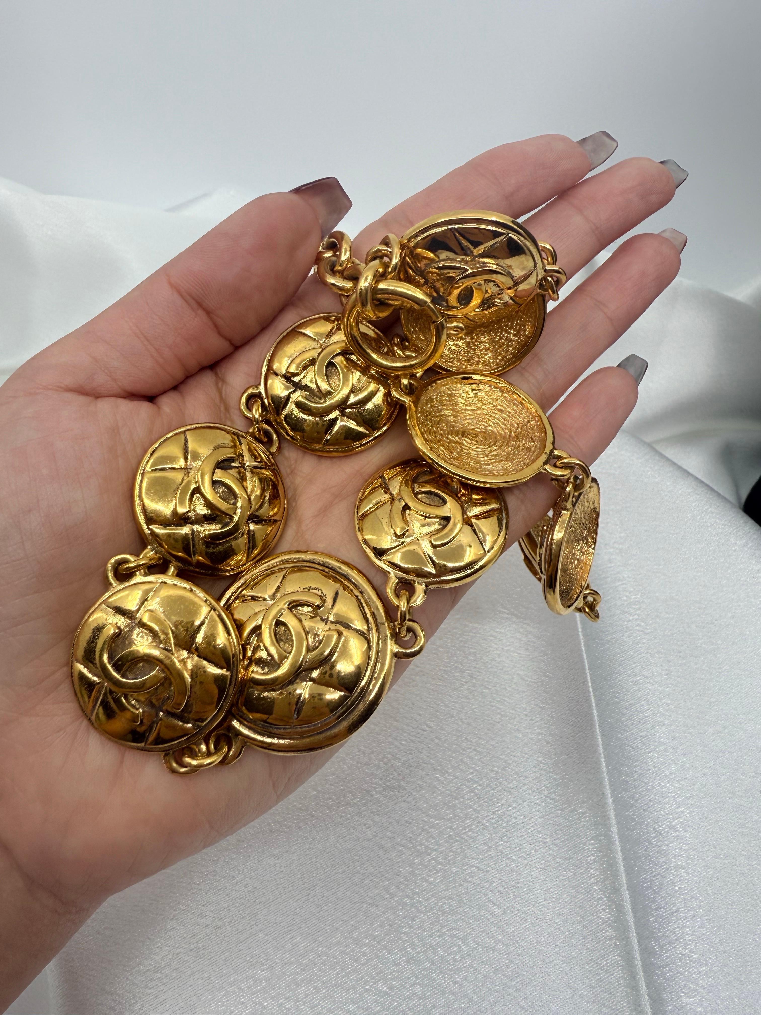 CHANEL Vintage gesteppt Gold CC Münze Halsband Halskette im Angebot 8