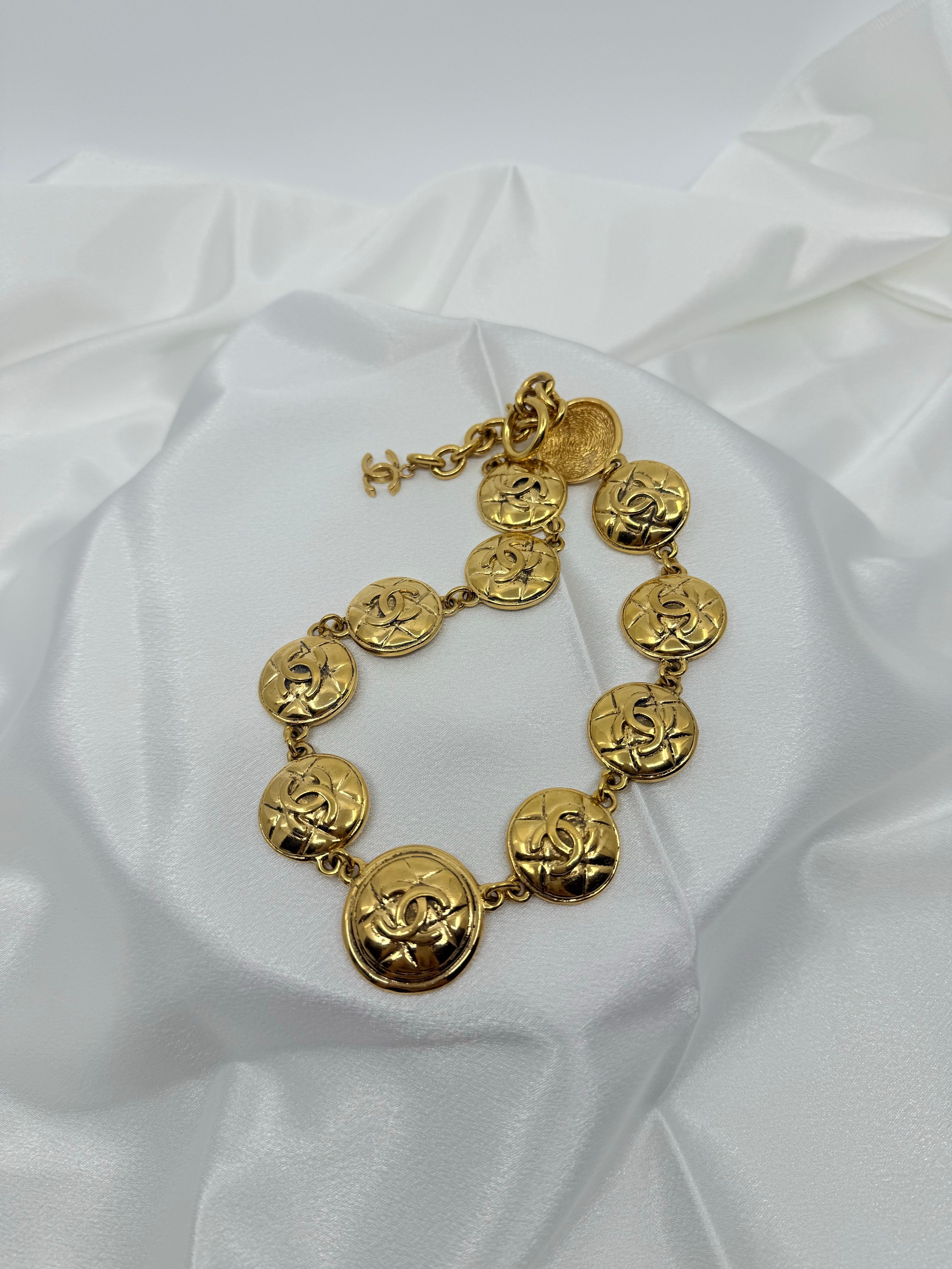 CHANEL Vintage gesteppt Gold CC Münze Halsband Halskette im Angebot 9