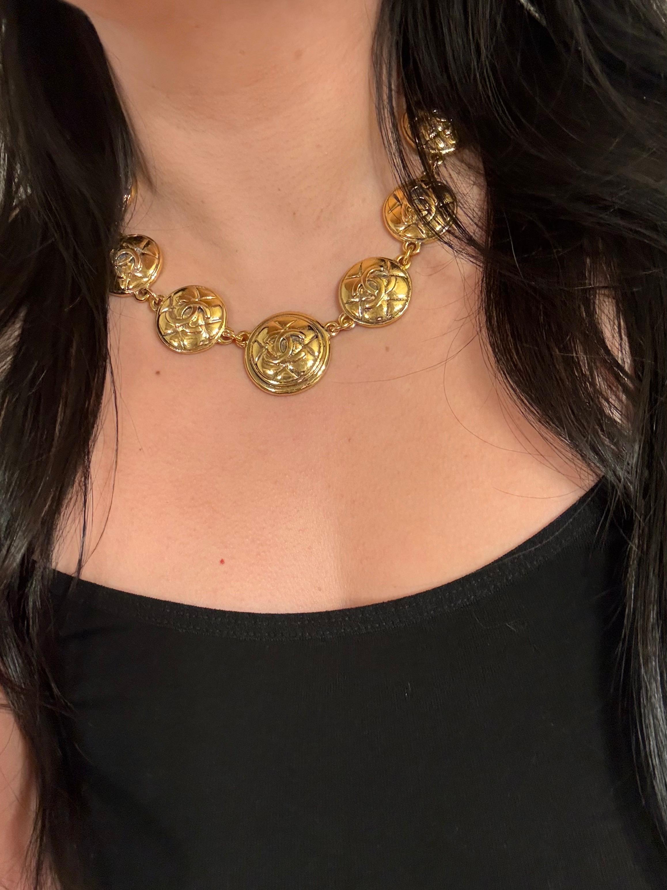 CHANEL Vintage gesteppt Gold CC Münze Halsband Halskette im Angebot 10