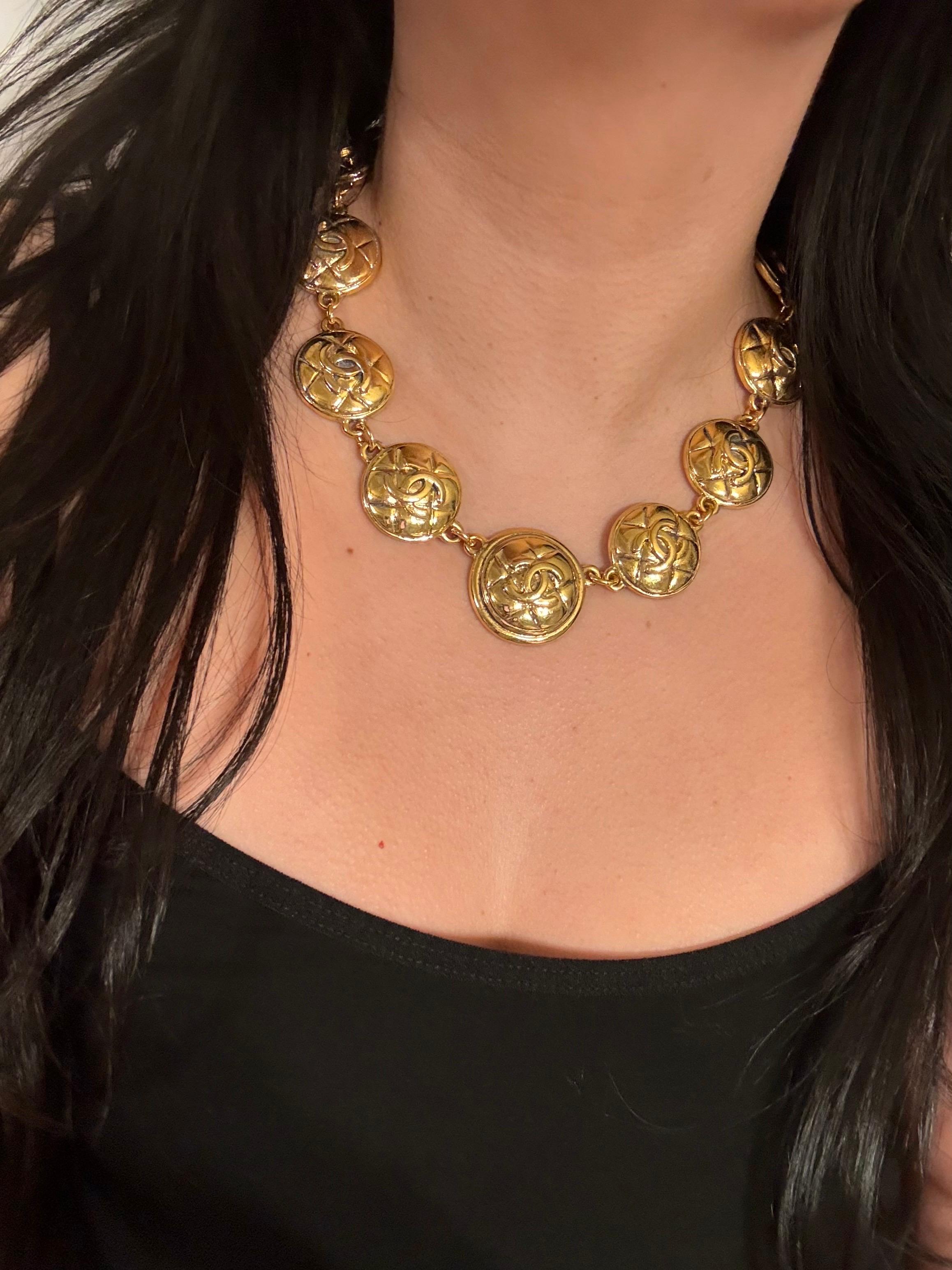 CHANEL Vintage gesteppt Gold CC Münze Halsband Halskette im Angebot 11