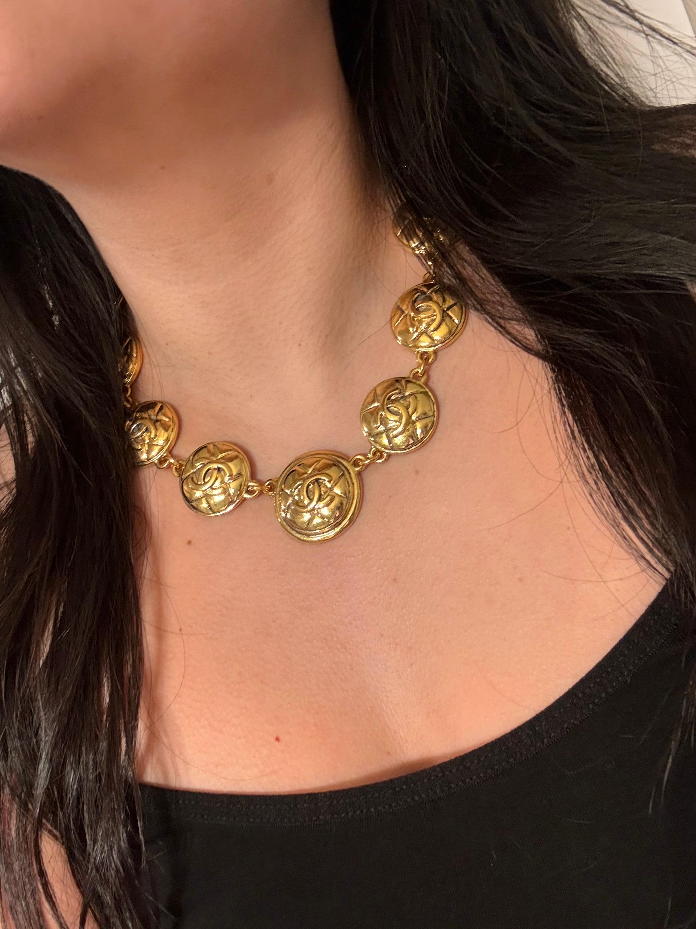 DETAILS:
Markenzeichen: CHANEL
Hergestellt in Frankreich
Vergoldet
Die Halskette ist in gutem Zustand zeigt minimale Abnutzung
Maße ca.: 19