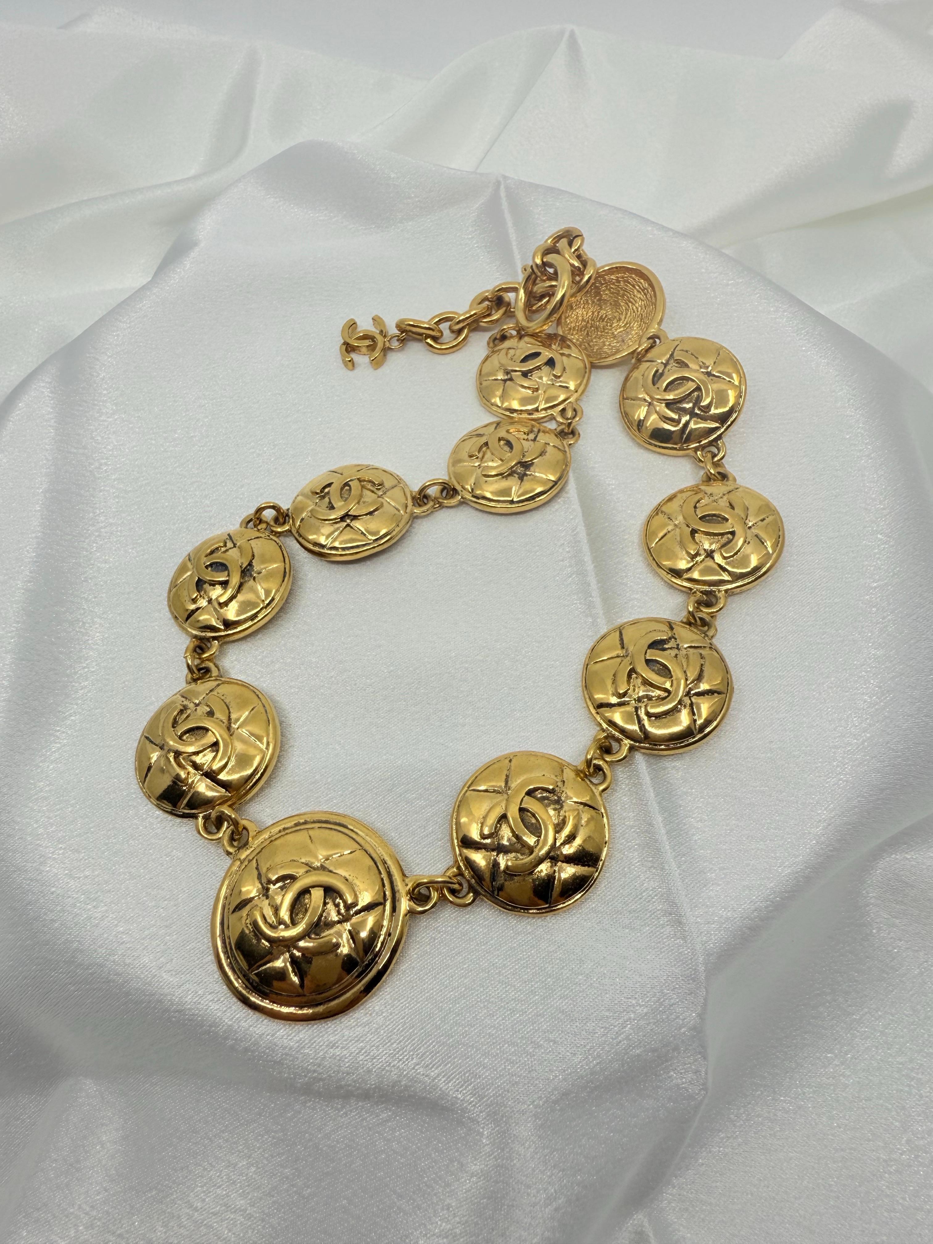 CHANEL Vintage gesteppt Gold CC Münze Halsband Halskette im Zustand „Gut“ im Angebot in Bellevue, WA