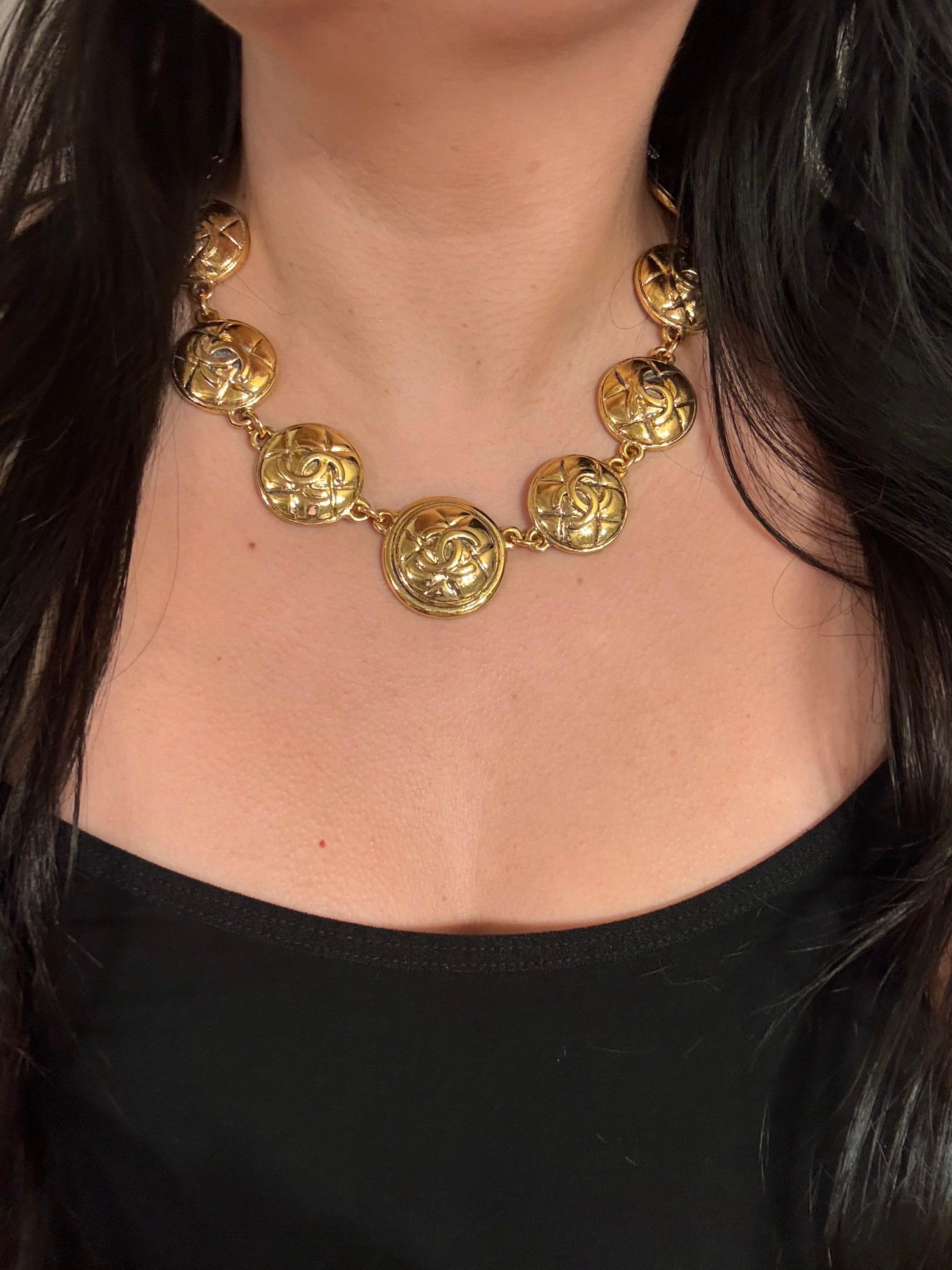CHANEL Vintage gesteppt Gold CC Münze Halsband Halskette für Damen oder Herren im Angebot