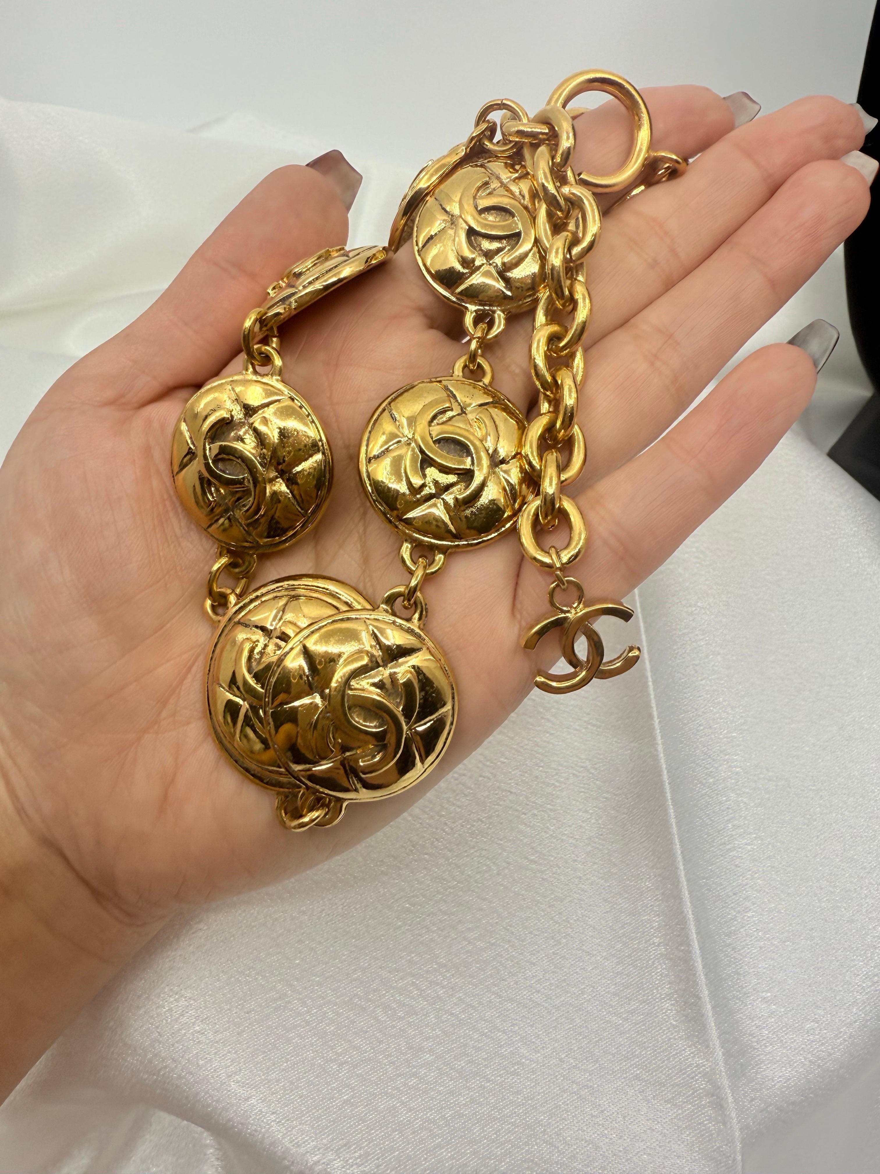 CHANEL Vintage gesteppt Gold CC Münze Halsband Halskette im Angebot 1