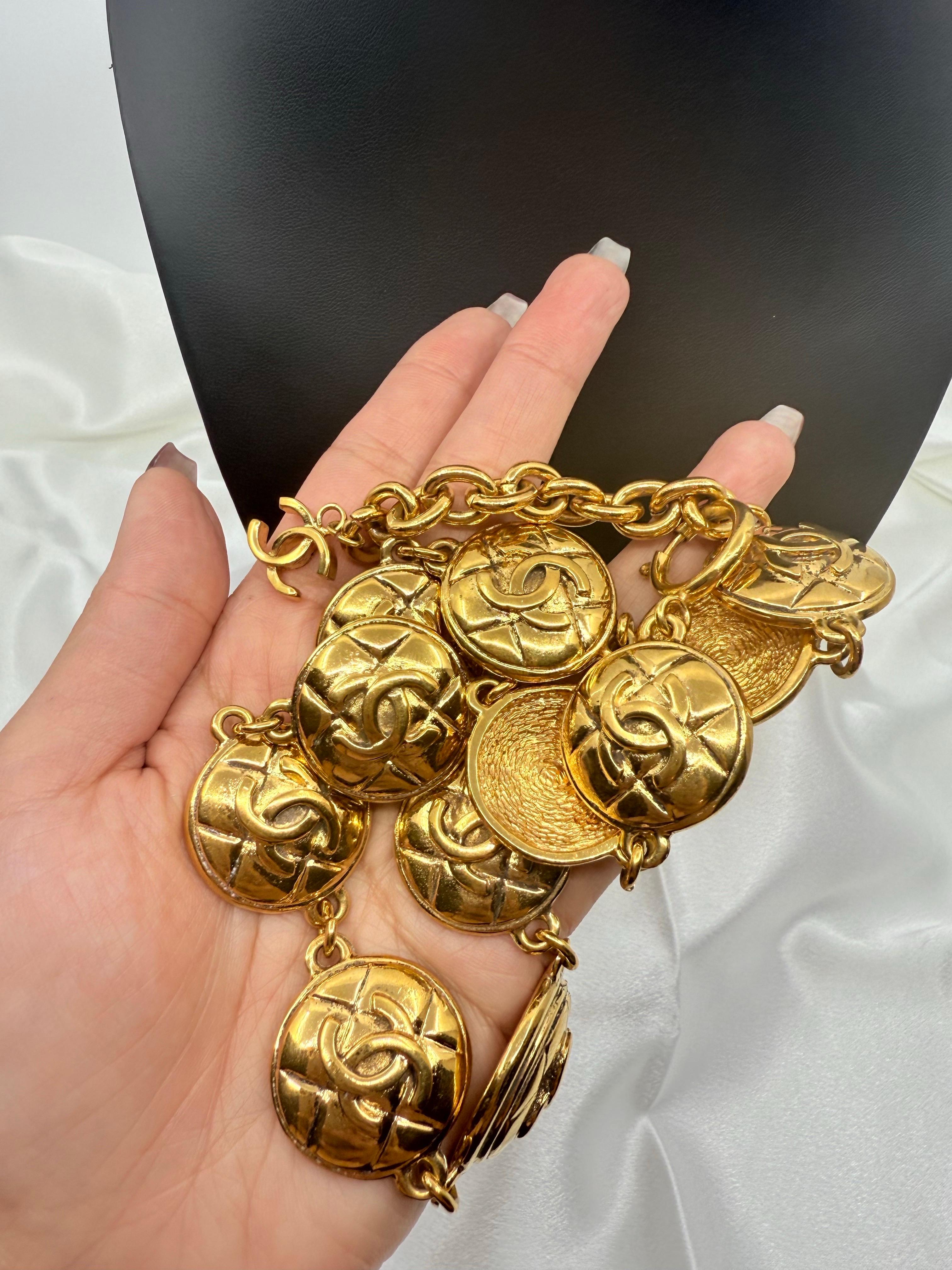 CHANEL Vintage gesteppt Gold CC Münze Halsband Halskette im Angebot 2