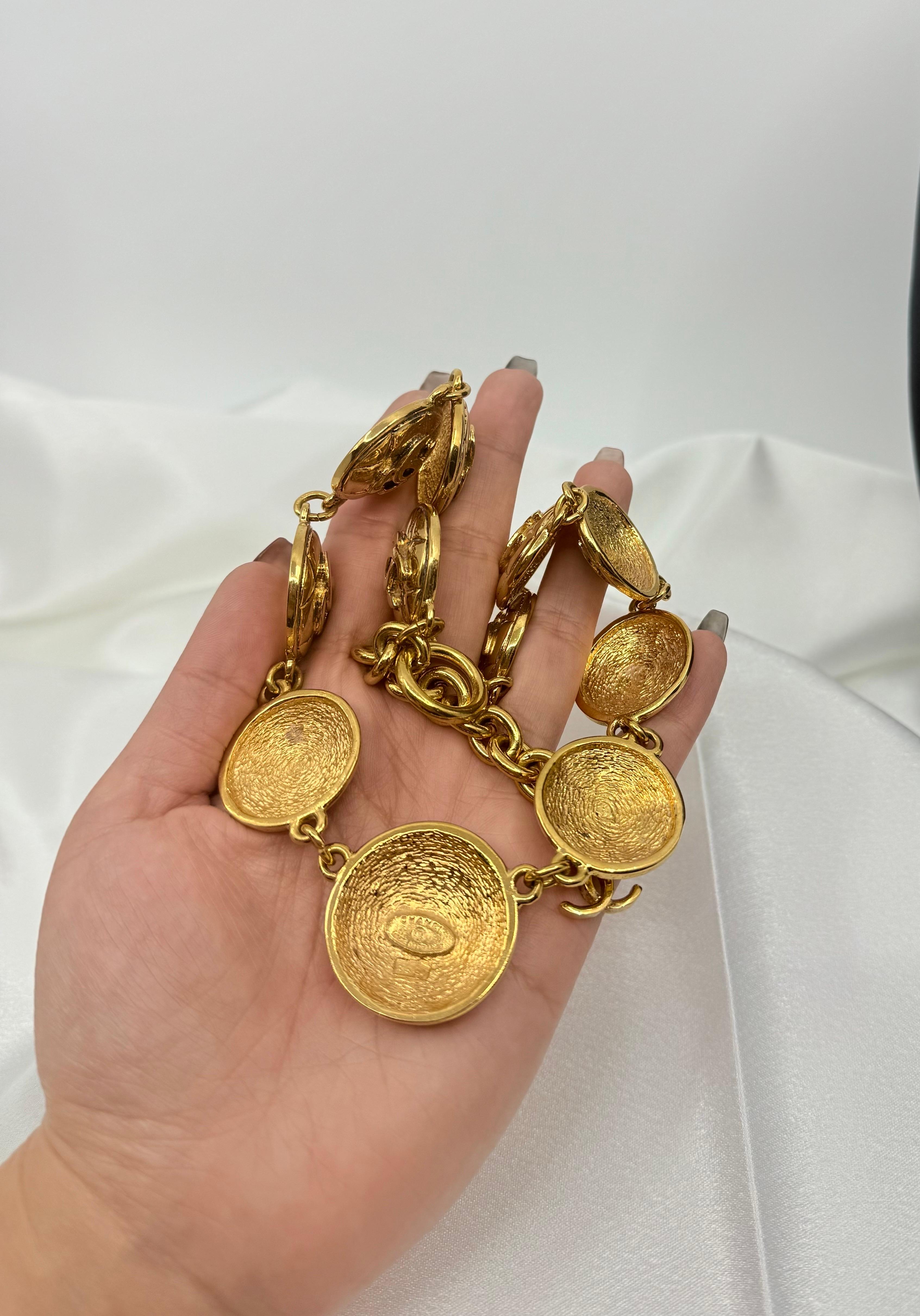 CHANEL Vintage gesteppt Gold CC Münze Halsband Halskette im Angebot 3